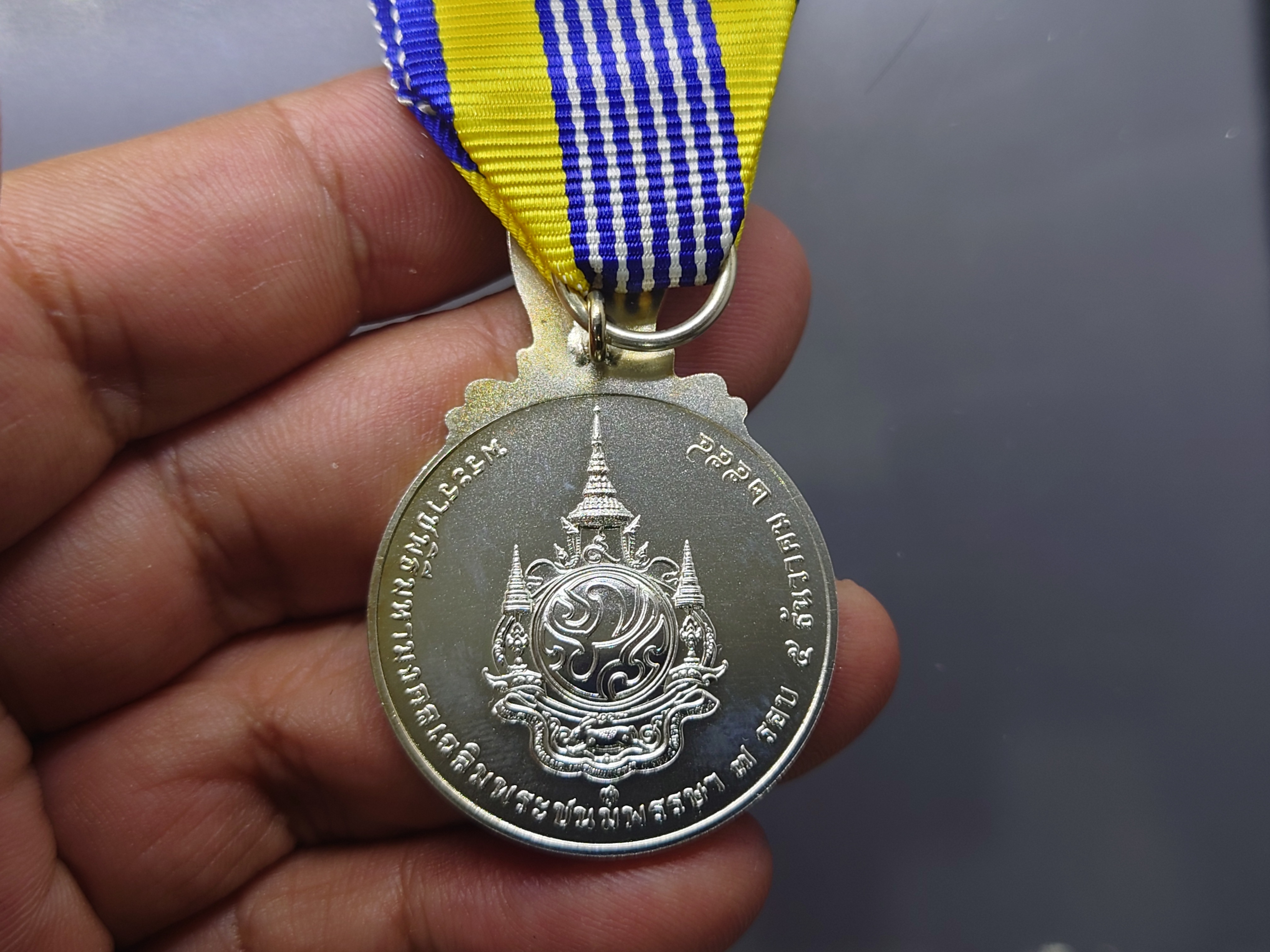 เหรียญที่ระลึก ประดับแพรแถบ พระราชพิธีมหามงคลเฉลิมพระชนมพรรษา 7 รอบ ร9 รัชกาลที่9 เนื้อเงิน พ.ศ.2554 แบบผู้ชาย