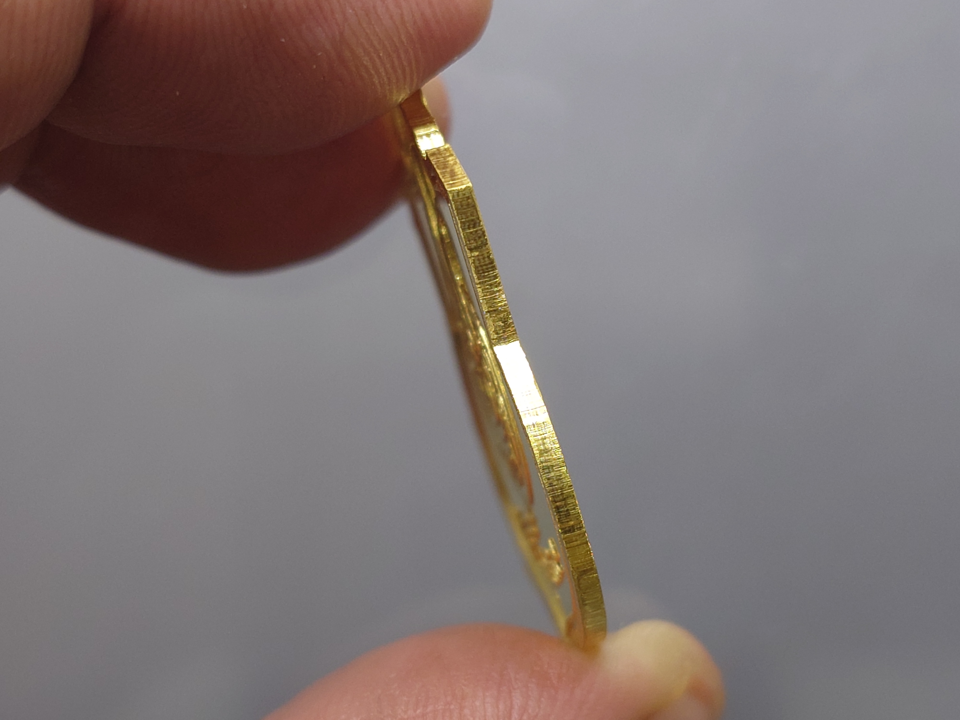 เหรียญทองคำขัดเงา 99 % ในหลวง ร9 นั่งบัลลังค์ ที่ระลึกฉลองครองราชย์ 50 ปี กระทรวงมหาดไทย สร้าง ปี 2539 พร้อมกล่องเดิม