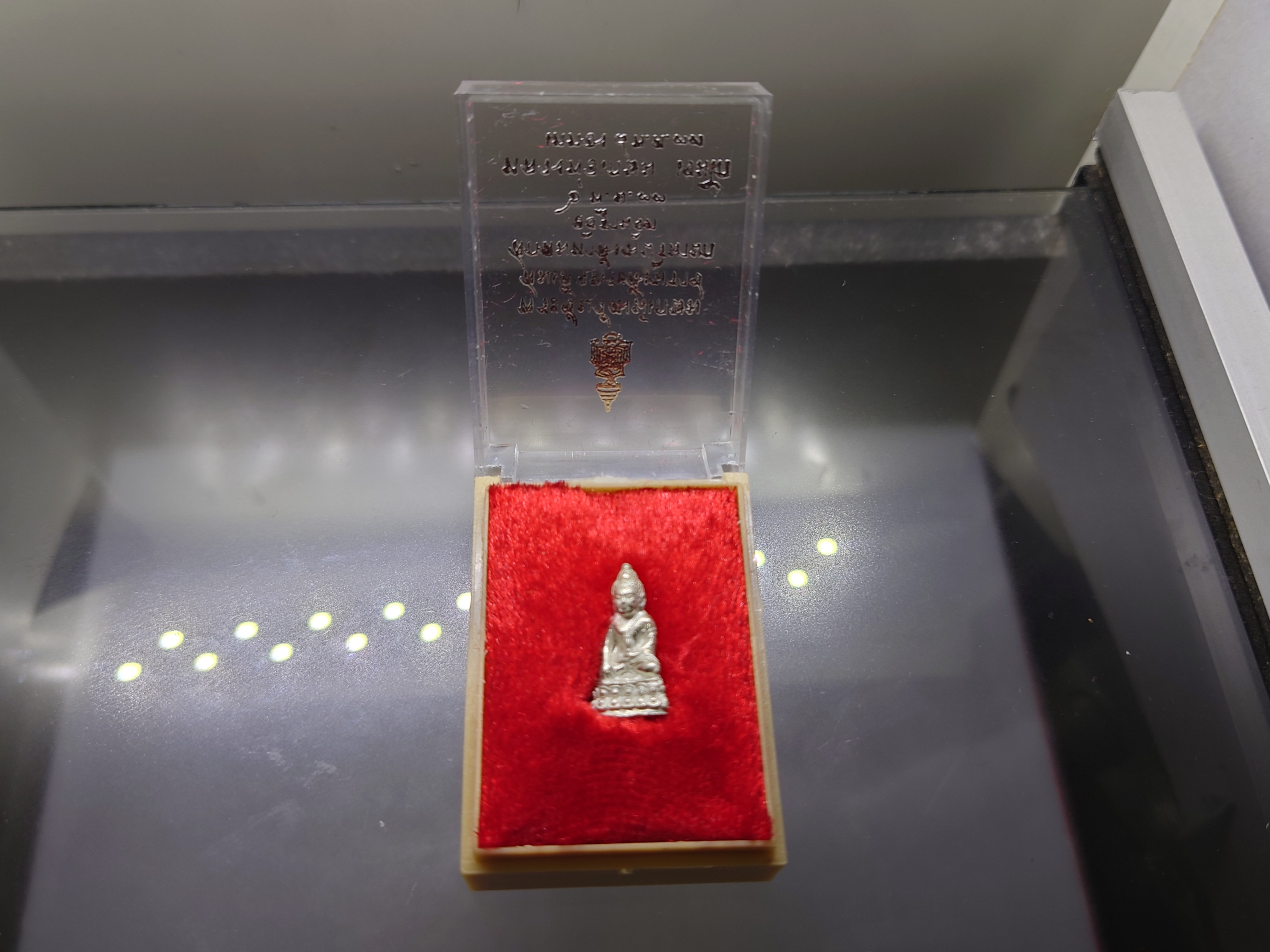 พระชัยวัฒน์เกษม รุ่น ญสส หลวงพ่อเกษม เขมโก เนื้อเงิน ขนาดสูง 1.8 ซม. สำนักสุสานไตรลักษณ์ จ.ลำปาง ปี2533 พร้อมตลับเดิม