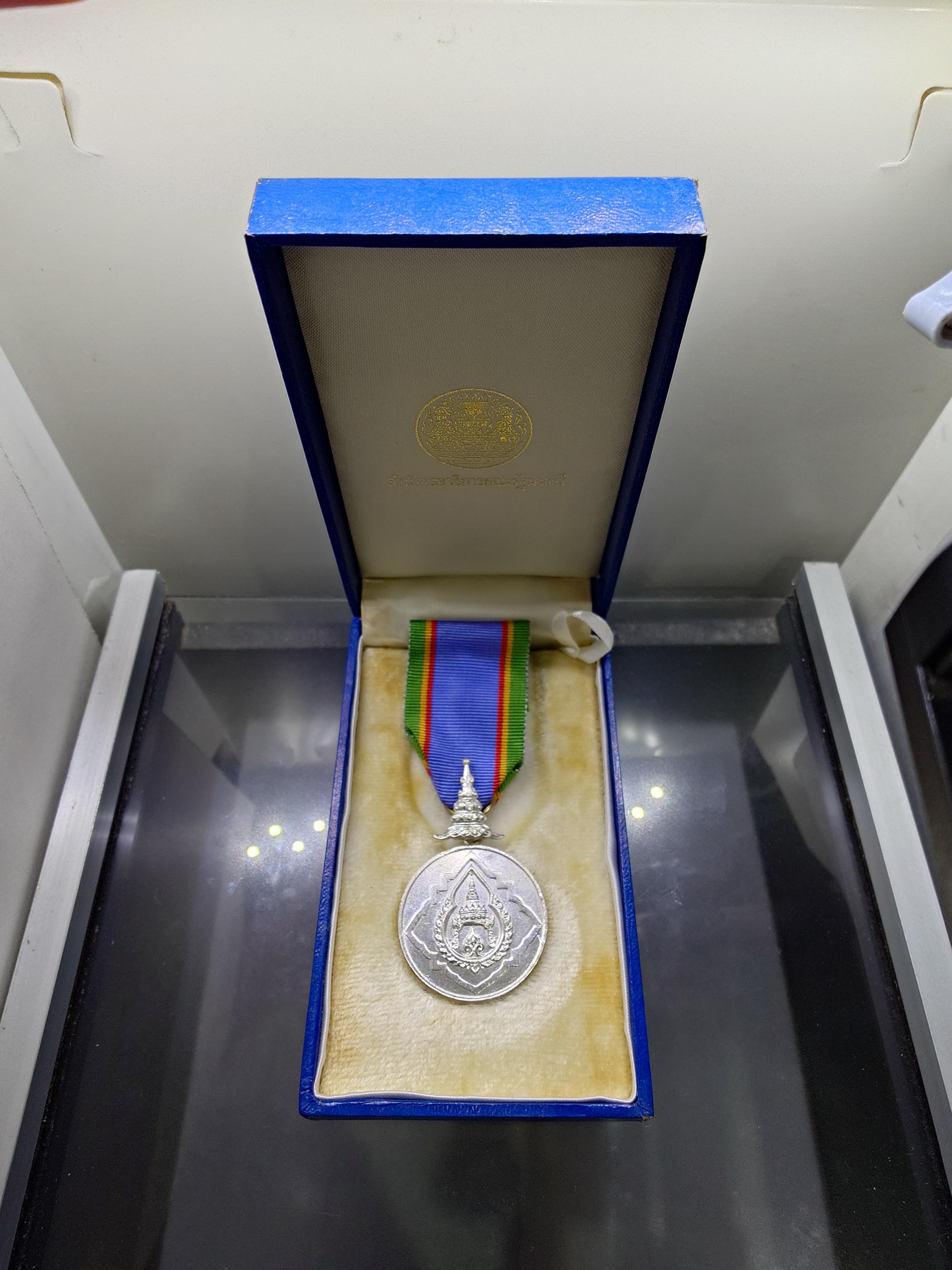 เหรียญประดับแพรแถบ เครื่องราชฯ มงกุฎไทย จปร เนื้อเงิน (แบบผู้ชาย) พร้อมกล่องเดิม