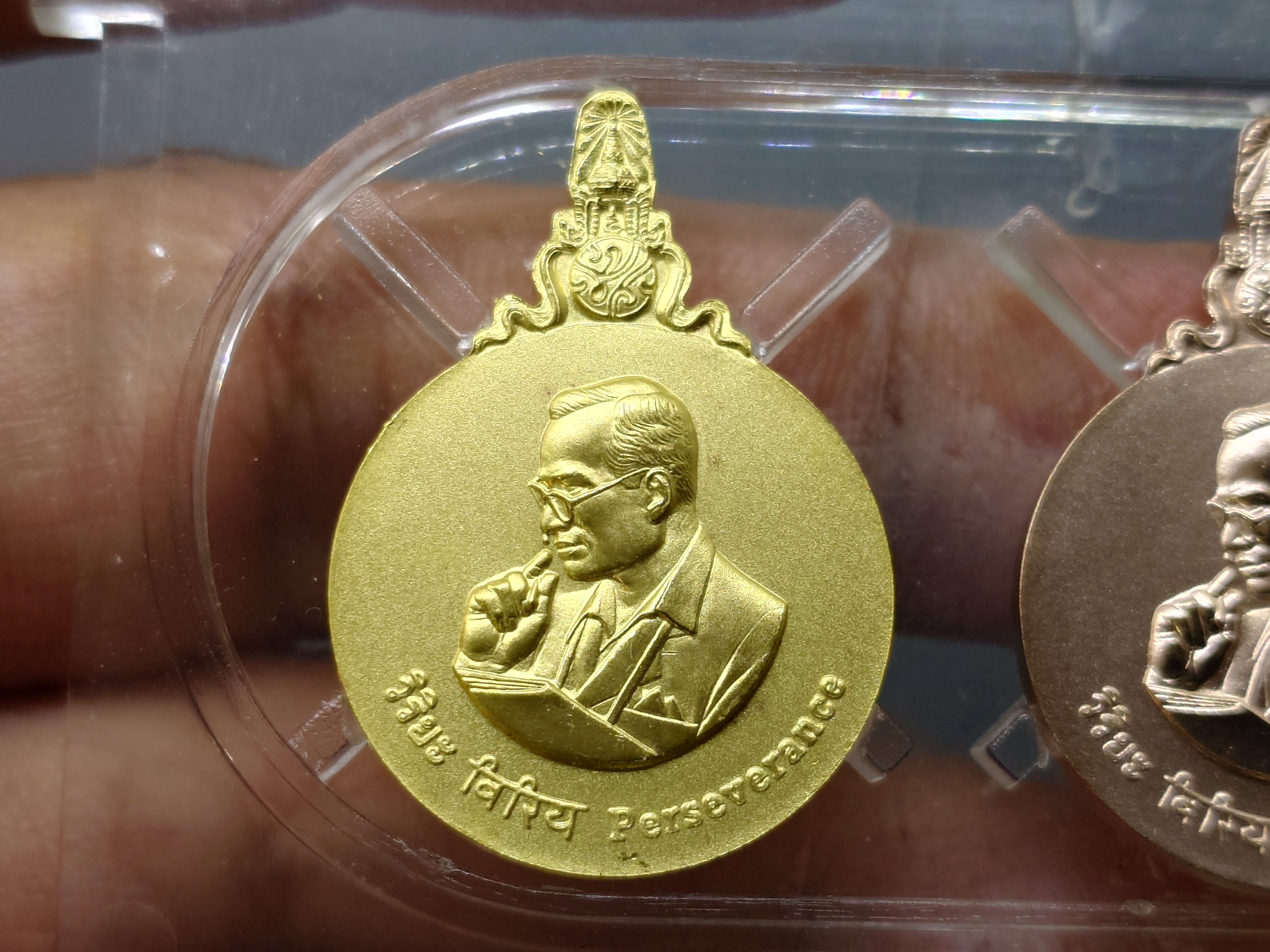 เหรียญพระมหาชนก (วิริยะ) รัชกาลที่9 ครบชุดทองคำ พิมพ์เล็ก (เนื้อทองคำ เนื้อนาค เนื้อเงิน) ปี2542 พร้อมหนังสือ