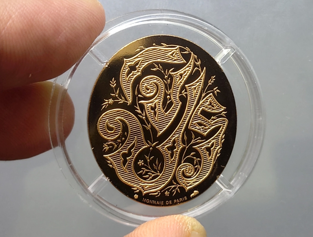 เหรียญรัชกาลที่5 หลังจปร. โมเน่ร์ เดอ ปารีส เนื้อบรอนซ์ขัดเงา นูนสูง รุ่น กาญจนาภิเษก ปี2539 มีแค่เหรียญและตลับ