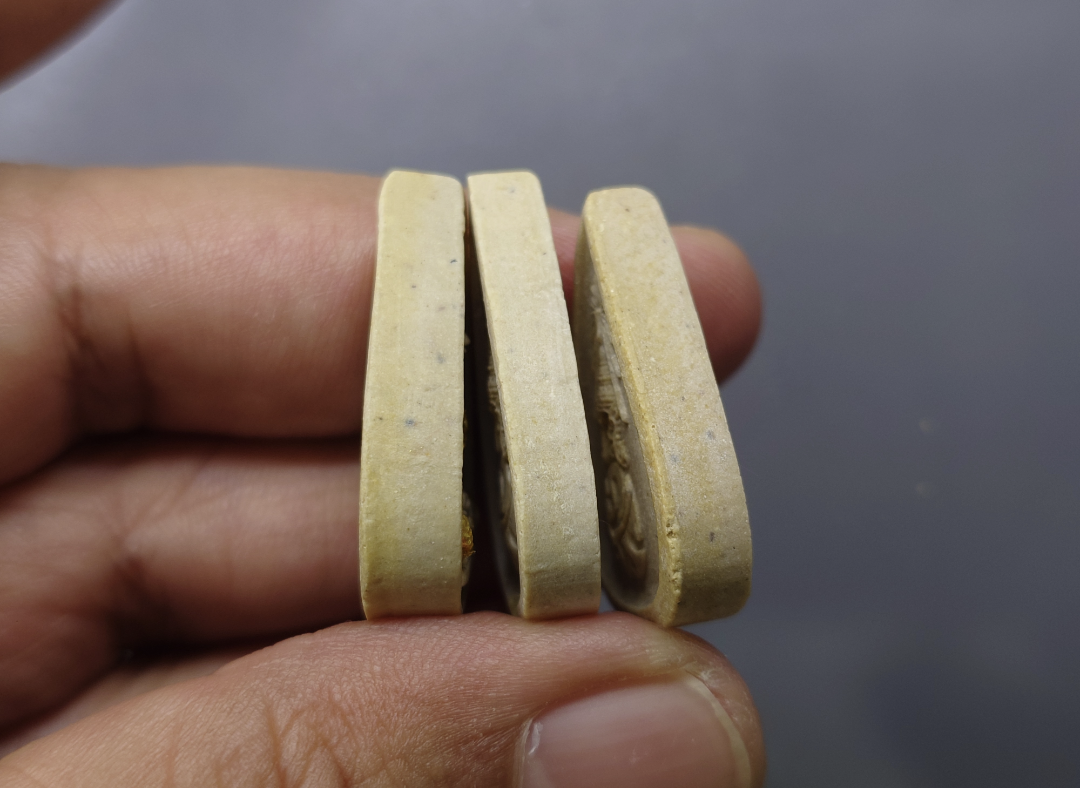 เหรียญพระแก้วมรกต เครื่องทรงสามฤดู ร้อน หนาว ฝน หลัง ภปร. เนื้อผงปัดทอง วัดบวรนิเวศวิหาร ปี 2530 พร้อมตลับเดิม