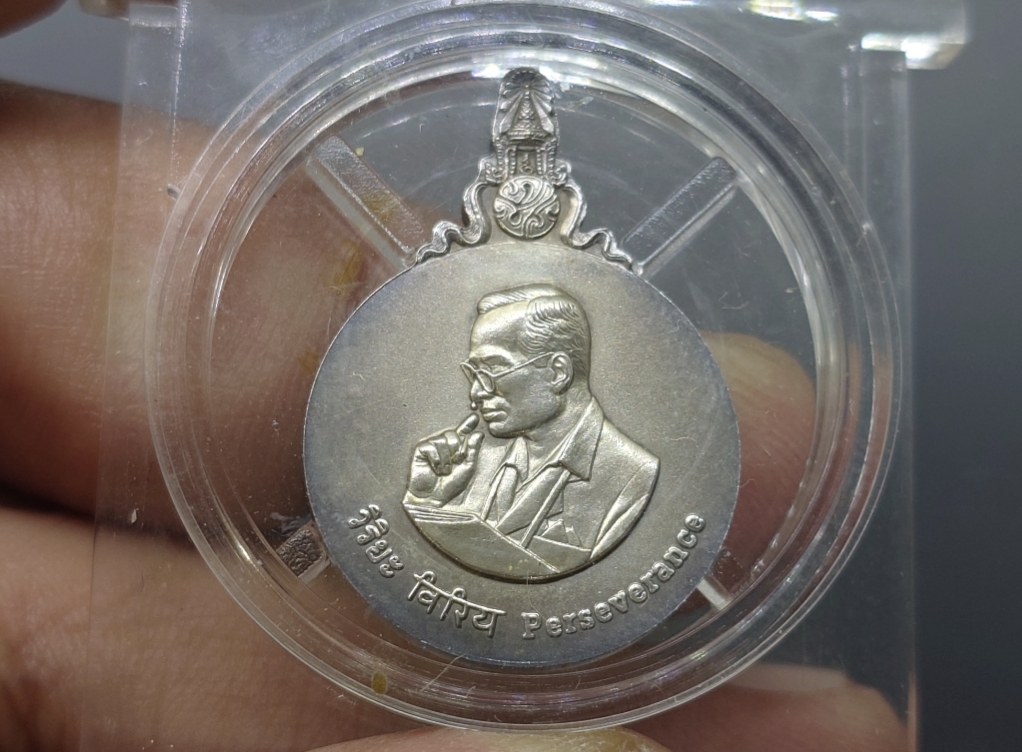 เหรียญพระมหาชนก (เหรียญวิริยะ) รัชกาลที่9 เนื้อเงิน พิมพ์เล็ก พ.ศ.2542 พร้อมหนังสืออุปกรณ์ครบ สภาพสวย