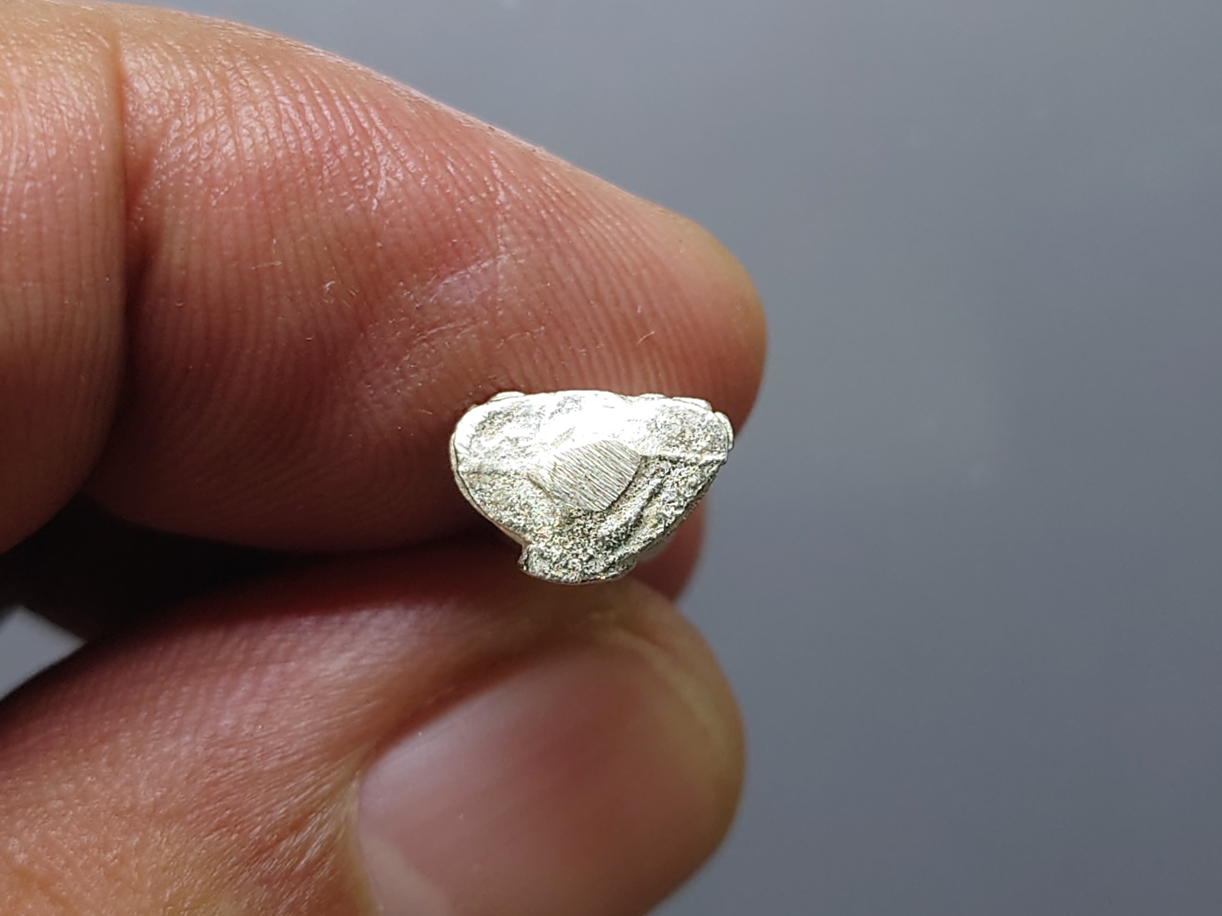 พระชัยวัฒน์เกษม รุ่น ญสส หลวงพ่อเกษม เขมโก เนื้อเงิน ขนาดสูง 1.8 ซม. สำนักสุสานไตรลักษณ์ จ.ลำปาง ปี2533 พร้อมตลับเดิม