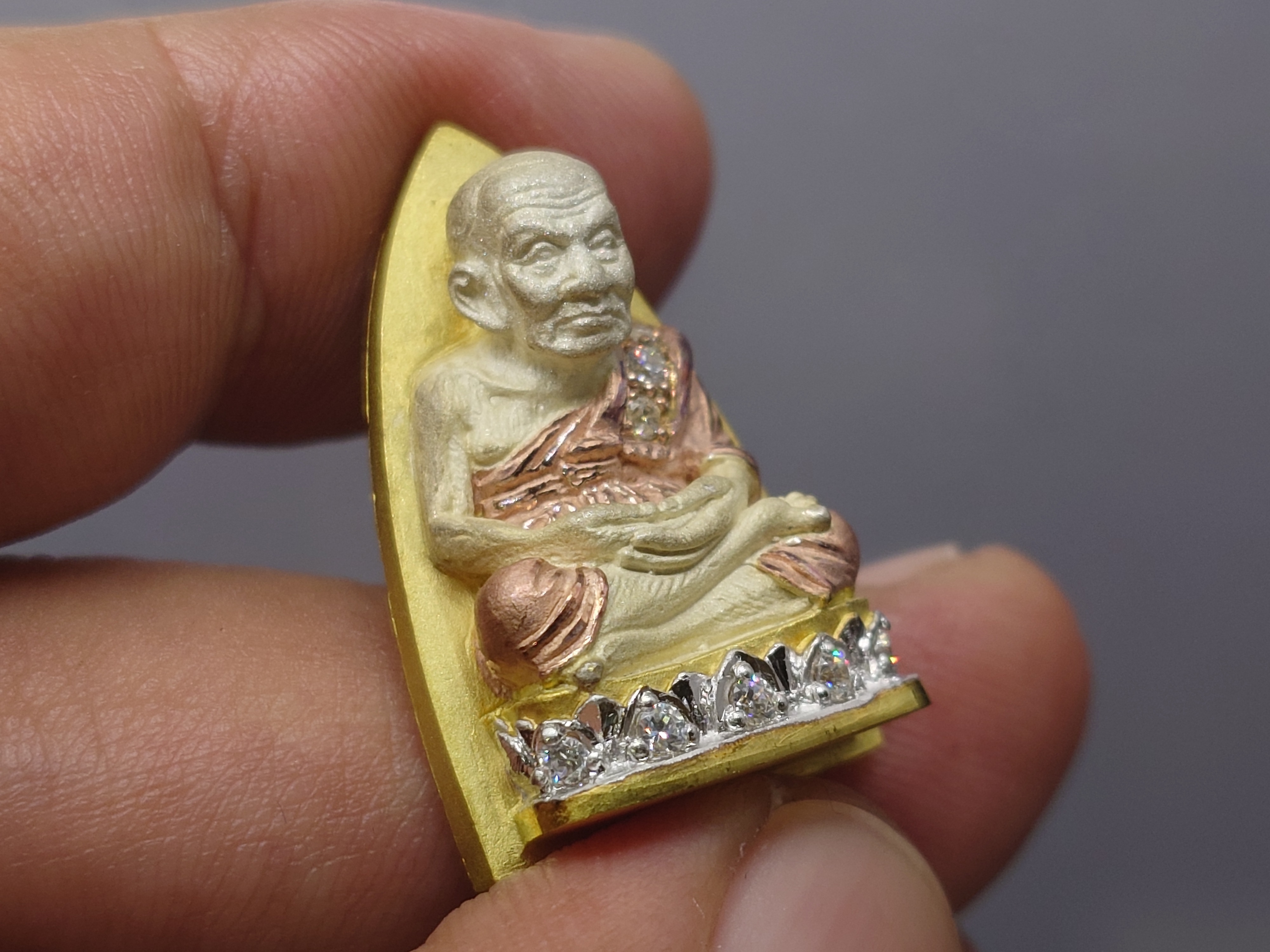 หลวงปู่ทวดเหยียบน้ำทะเลจืด เนื้อเงินสามกษัตริย์ ฝังเพชร รุ่นมหาสิทธิโชค พิธีพุทธาภิเษก วัดประสาทบุญญาวาส ปี2542 พร้อมกล่องเดิม