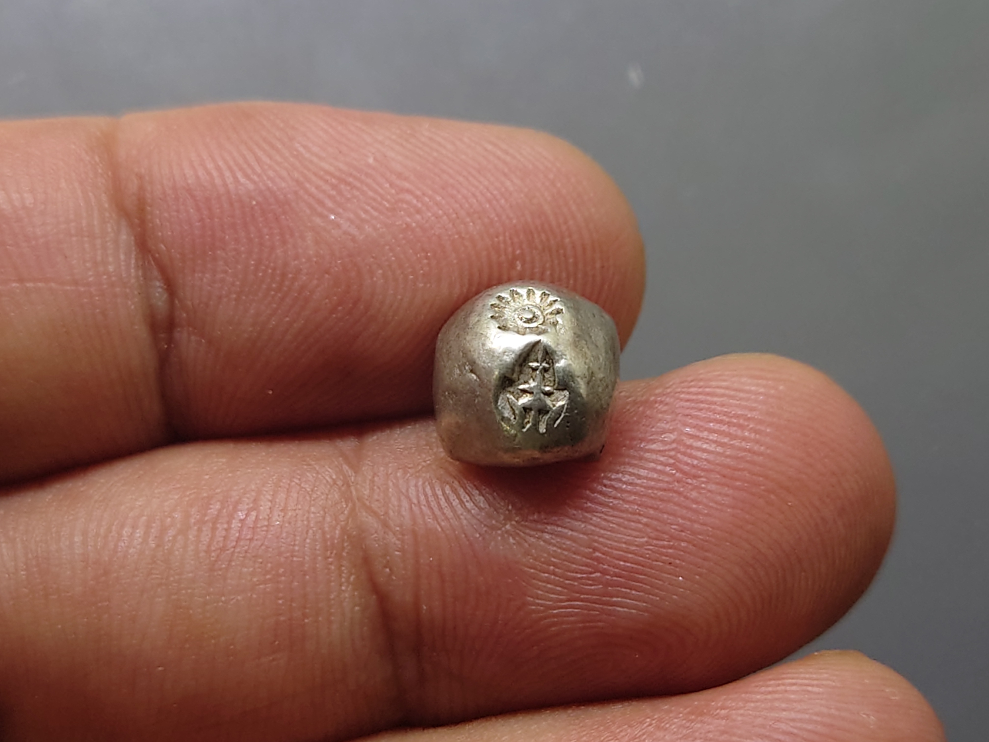 พดด้วง ขนาด สลึง (บล็อกหายาก บล็อก12 กีบ) ตราพระแสงจักร-พระมหามงกุฎ รัชกาลที่ 4 พ.ศ.2394 ขนาดหายาก สภาพสวย