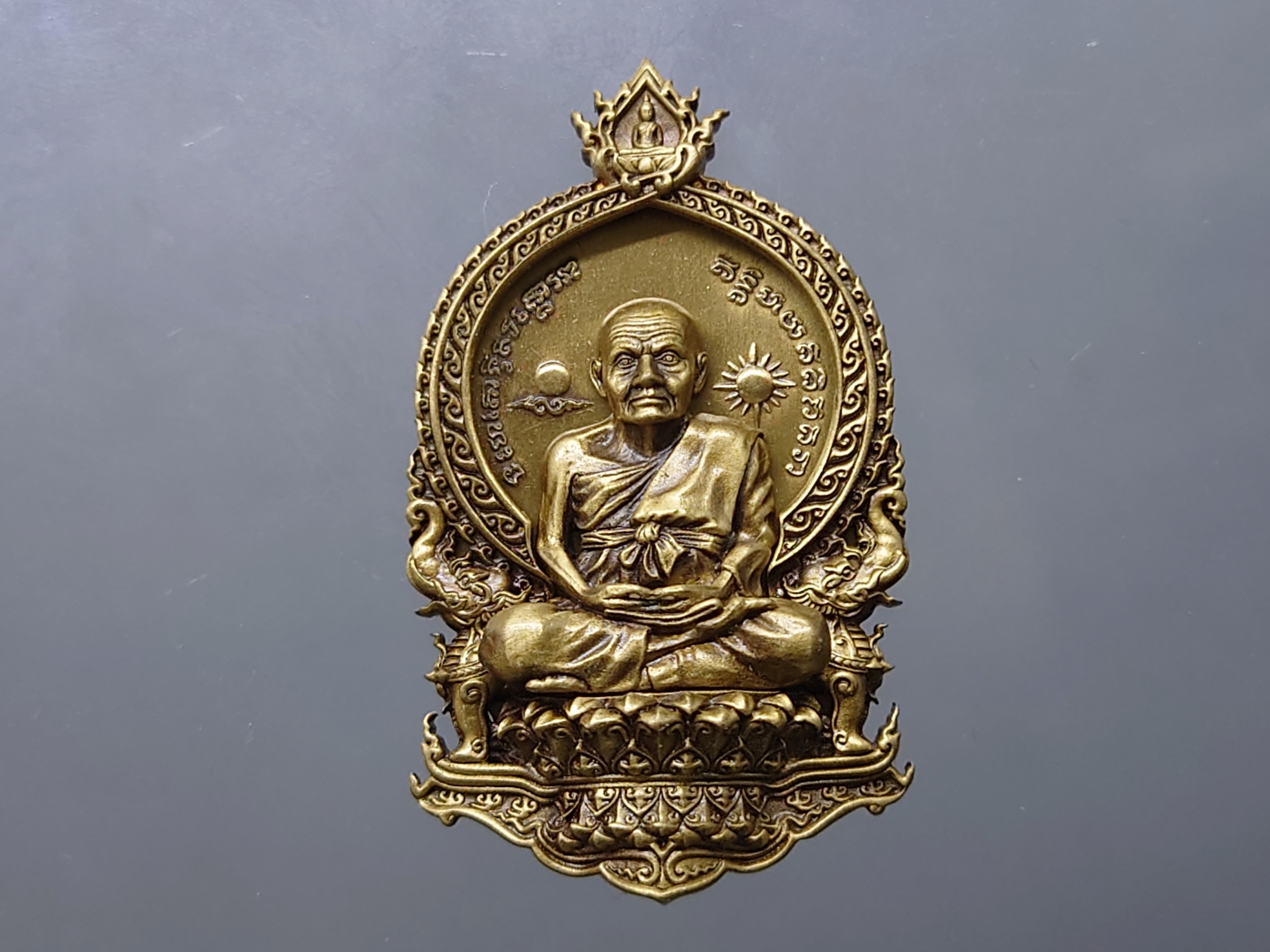 หลวงพ่อทวดนั่งพาน รุ่น1 พิมพ์เสมา ทองระฆัง โคท 2101 พุทธอุทยานมหาราช วัดวชิรธรรมาราม อยุธยา ปี2556 กล่องเดิม