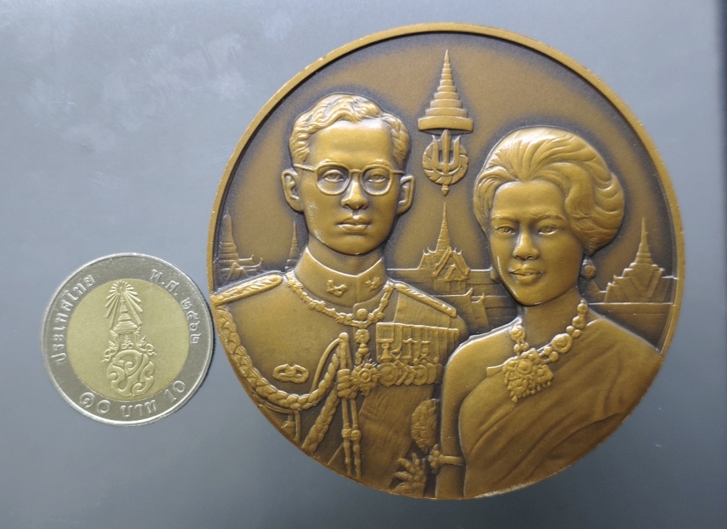 เหรียญที่ระลึกพระบรมราชาภิเษกสมรส ในหลวง ร9 ราชินีครบ 50 ปี เนื้อทองแดงรมดำ ขนาด 7 เซ็น ปี 2543 อุปกรณ์ครบ