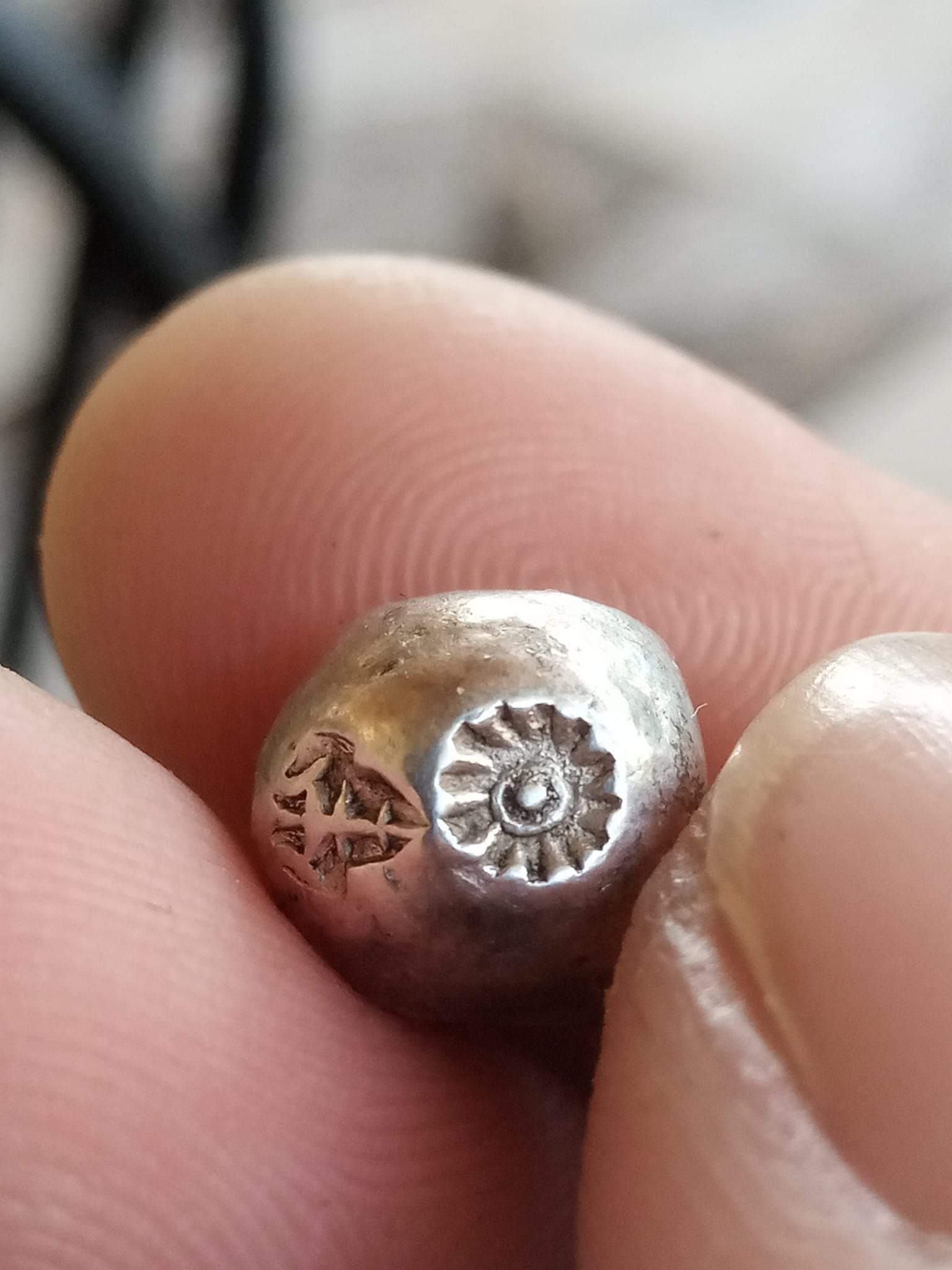 พดด้วง ขนาด สลึง (บล็อกหายาก บล็อก12 กีบ) ตราพระแสงจักร-พระมหามงกุฎ รัชกาลที่ 4 พ.ศ.2394 ขนาดหายาก สภาพสวย