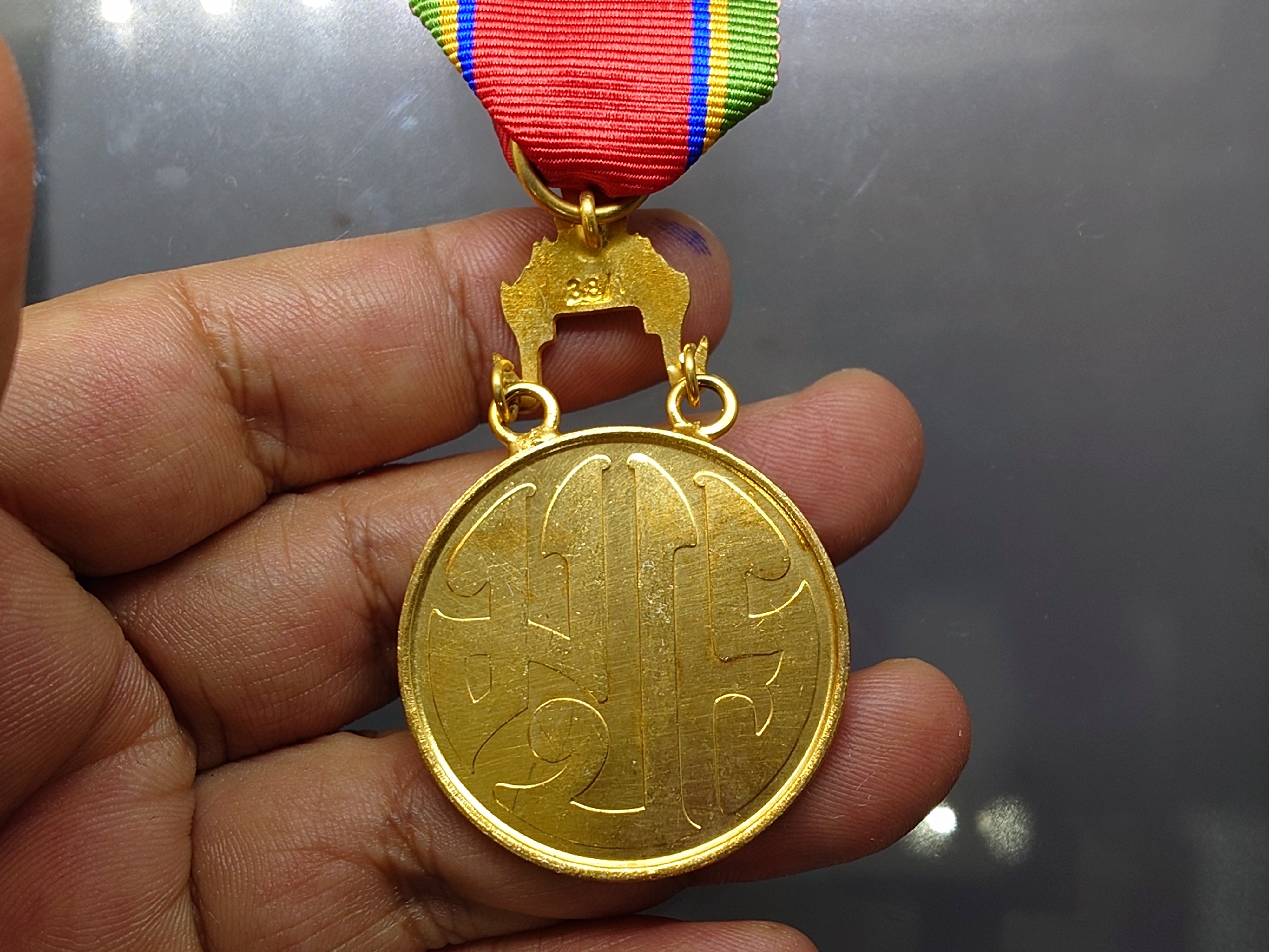 เครื่องราชอิสริยาภรณ์อันเป็นที่เชิดชูยิ่งช้างเผือก ชั้นที่ 6 เหรียญทองช้างเผือก ร.ท.ช.ประดับแพรแถบ พร้อมกล่อง