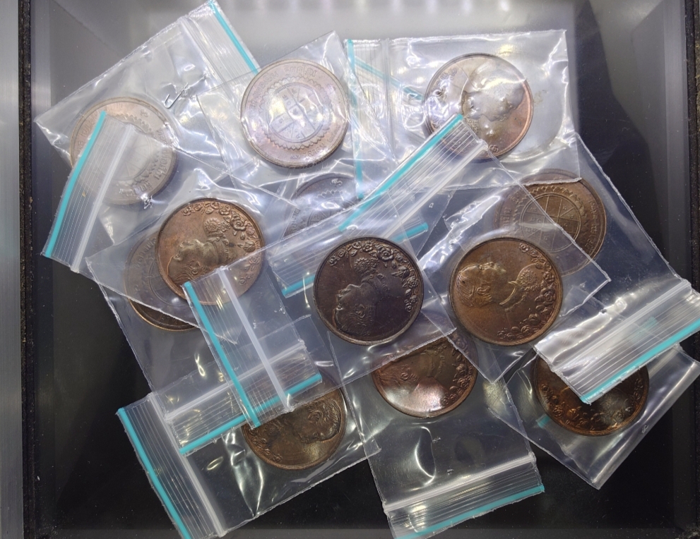 เหรียญพระรูปรัชกาลที่5 (ร.5) เนื้อทองแดง หลวงพ่อเปิ่น วัดบางพระ ขนาด 3 เซ็น ปี2537 สภาพเก่าเก็บ มีคราบเก่า แท้ ทันหลวงพ่อ