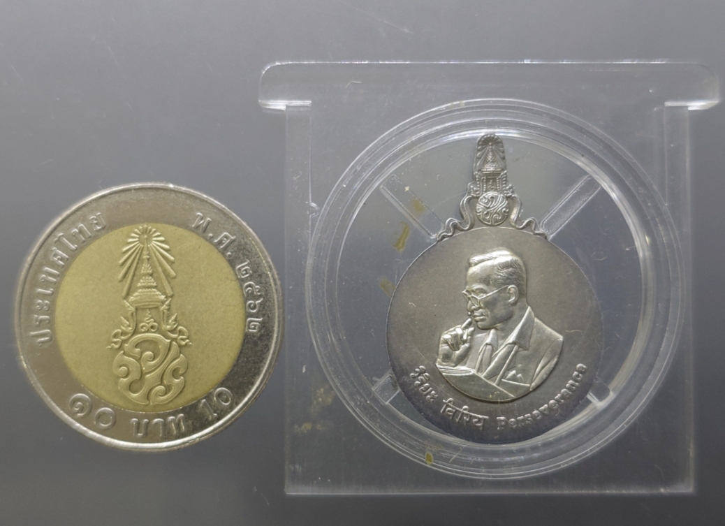 เหรียญพระมหาชนก (เหรียญวิริยะ) รัชกาลที่9 เนื้อเงิน พิมพ์เล็ก พ.ศ.2542 พร้อมหนังสืออุปกรณ์ครบ สภาพสวย