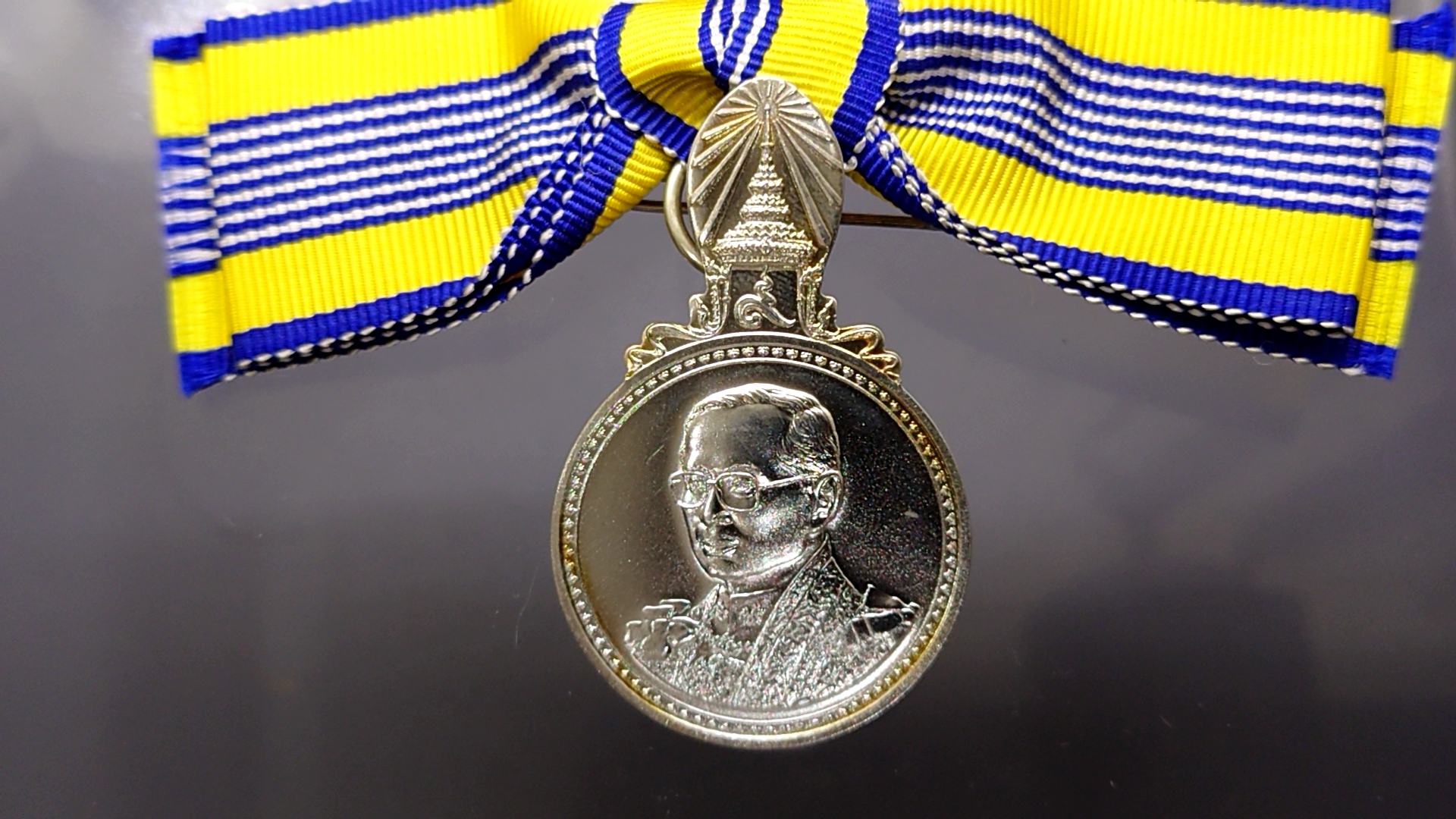 เหรียญที่ระลึกประดับแพรแถบ พระราชพิธีมหามงคลเฉลิมพระชนมพรรษา 7 รอบ ร9 รัชกาลที่9 เนื้อเงิน พ.ศ.2554 แบบผู้หญิง