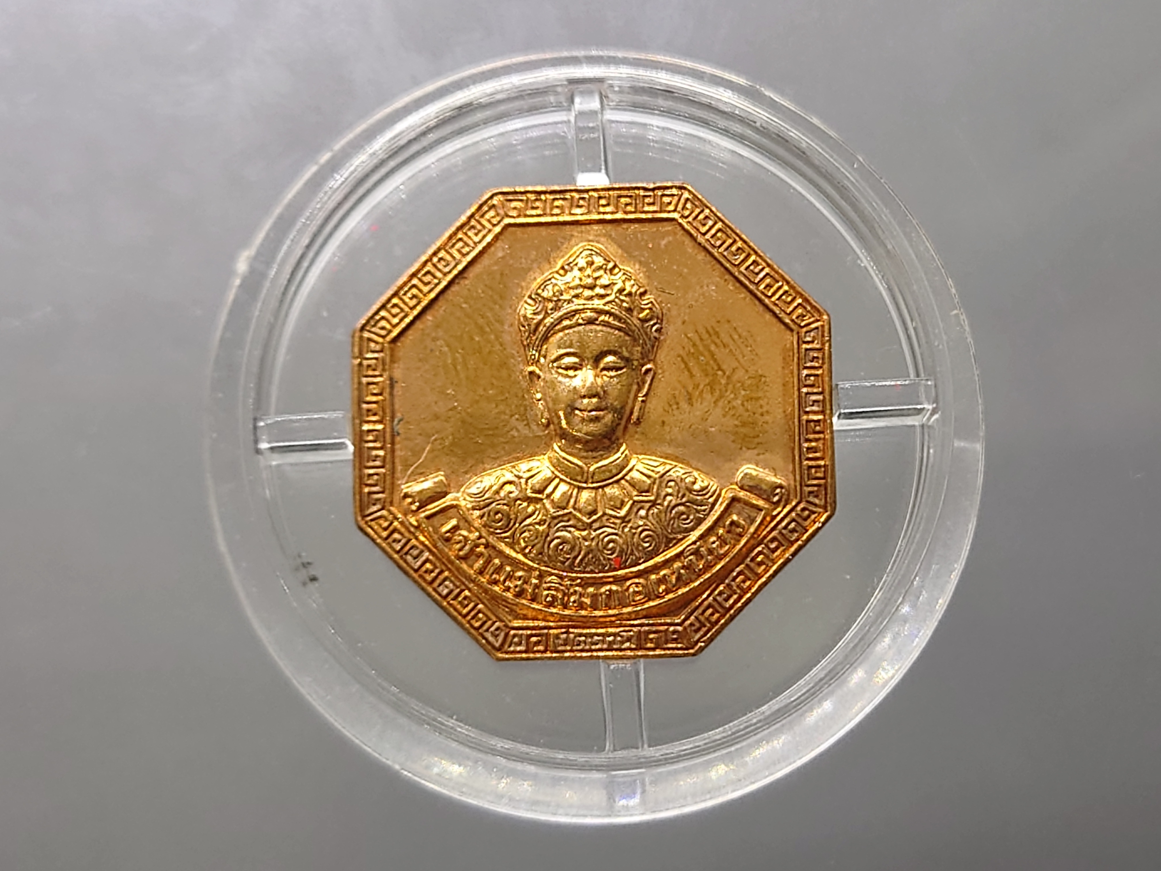 เจ้าแม่ลิ้มกอเหนี่ยว รุ่นสร้างบ้านให้พ่อลุ่มน้ำปากพนัง (อาจารย์นอง วัดทรายขาว ร่วมปลุกเสก) เนื้อทองแดง พ.ศ.2542 พร้อมตลับเดิม