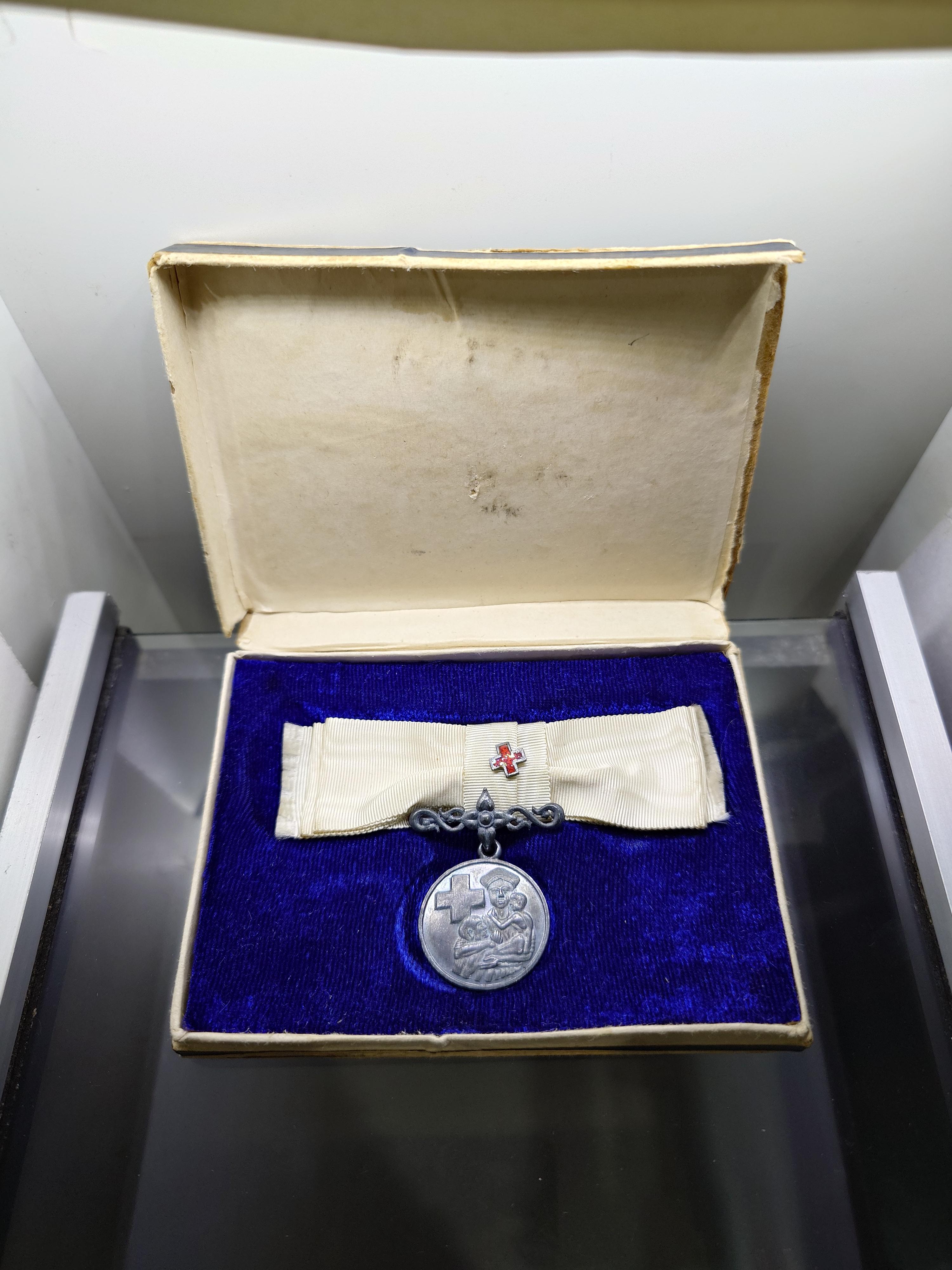 เหรียญกาชาดสมนาคุณ ประดับแพรแถบ ชั้นที่3 เนื้อเงินรมดำ แบบหญิง พร้อมกล่องเดิม