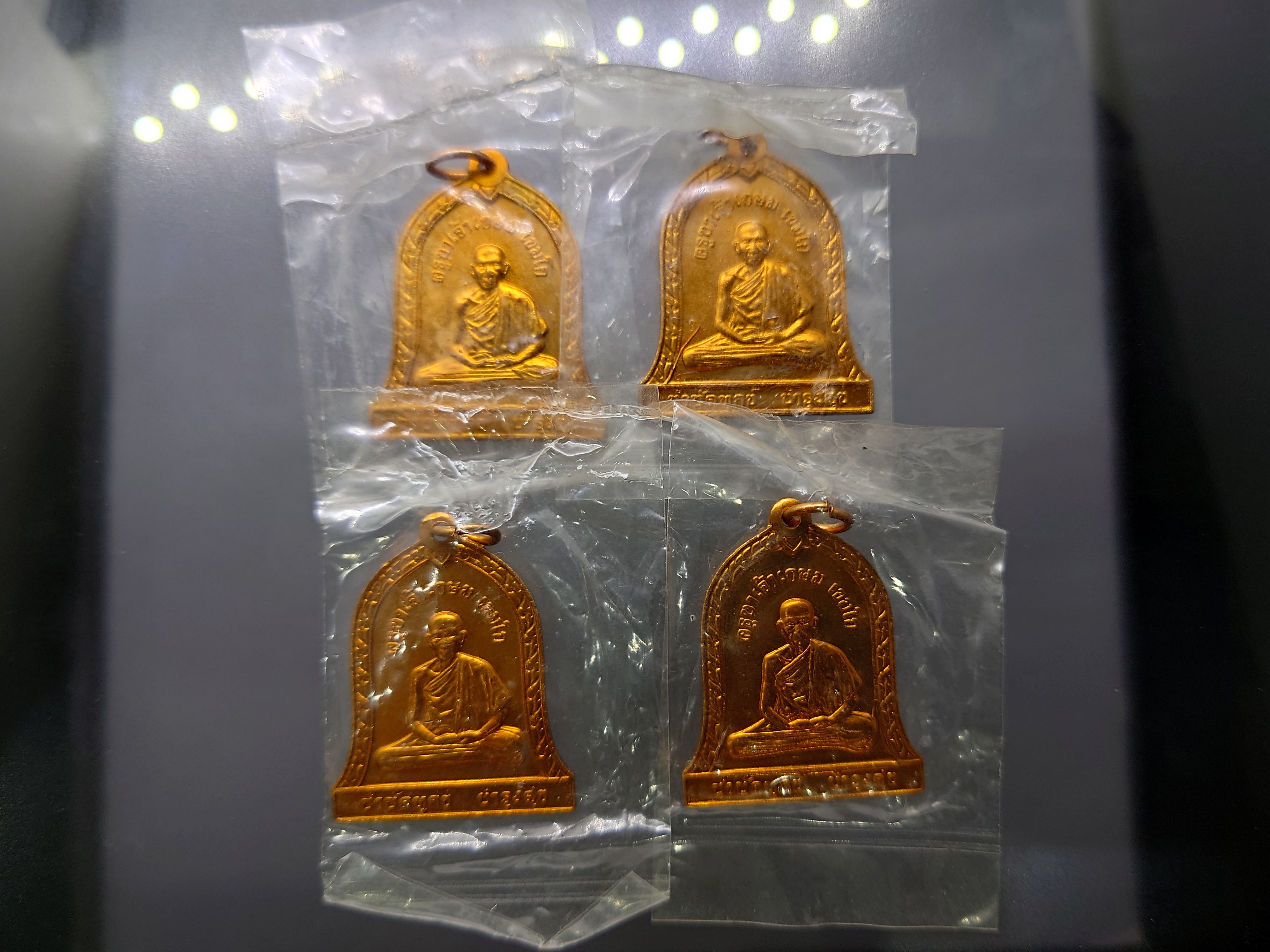 หลวงพ่อเกษม เขมโก พิมพ์ระฆัง รุ่นบำบัดทุกข์ บำรุงสุข เนื้อทองแดง สำนักสุสานไตรลักษณ์ ลำปาง พ.ศ.2537 ซองเดิม