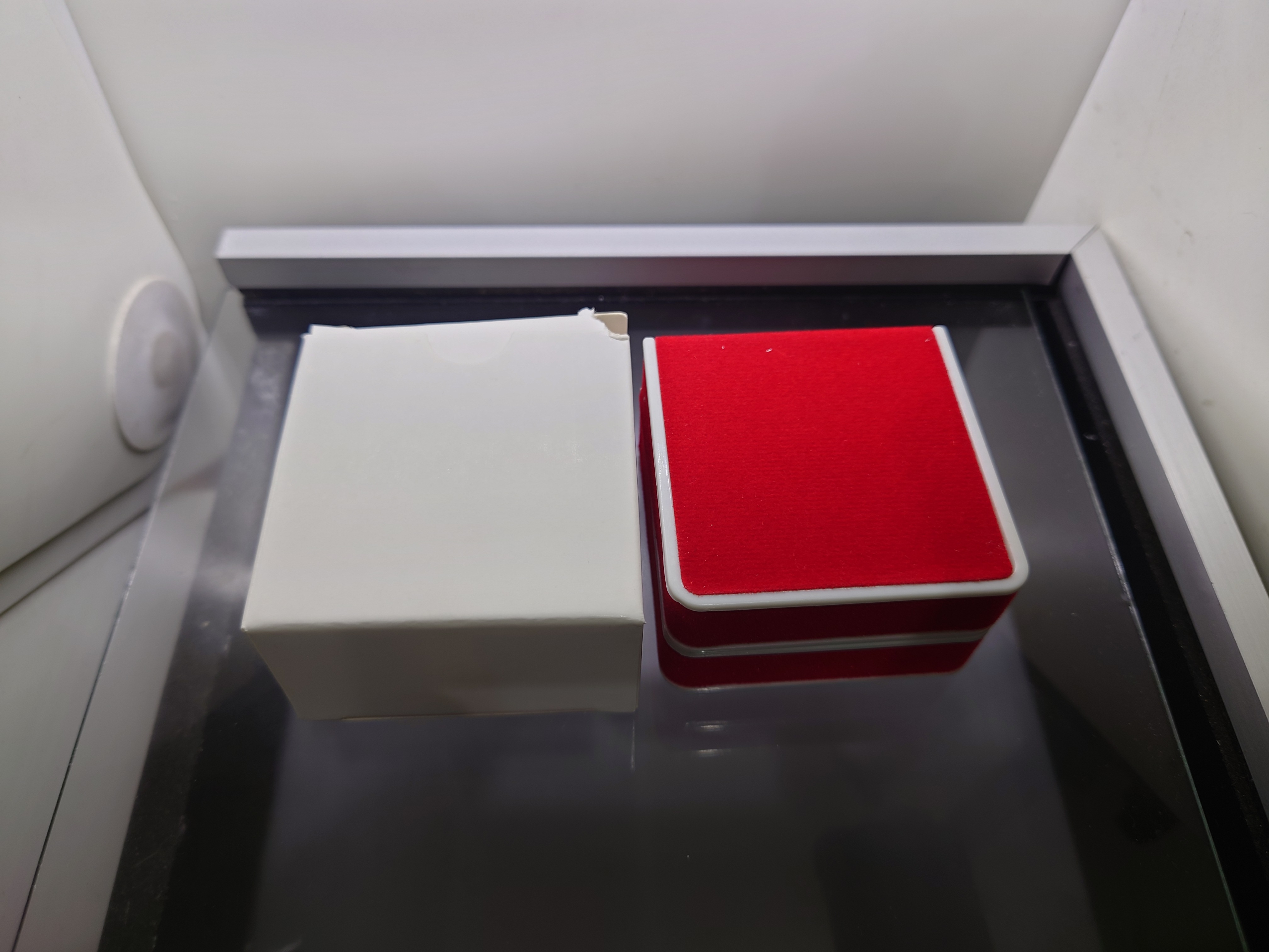 พระทองคำ พระพุทธโสธร เนื้อทองคำแท้ (พิมพ์เล็ก หนักประมาณ 1 กรัม) รุ่นอุดมโชคโภคทรัพย์ วัดโสธรวราราม ปี 2550 พร้อมกล่องเดิม