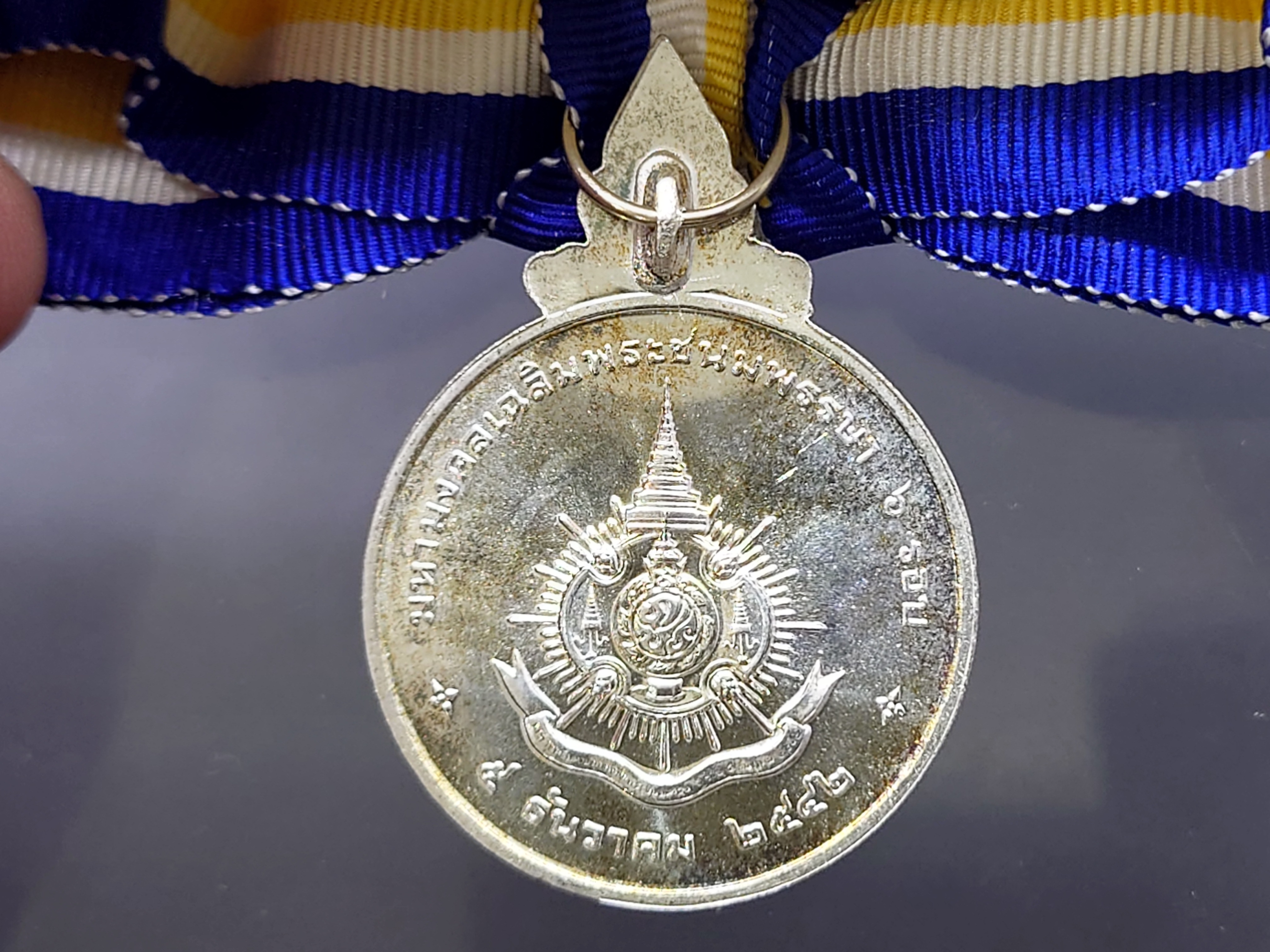 เหรียญที่ระลึกประดับแพรแถบ เนื้อเงิน มหามงคลเฉลิมพระชนมพรรษา 6 รอบ รัชกาลที่9 (ร.9) พ.ศ.2542 แบบผู้หญิง