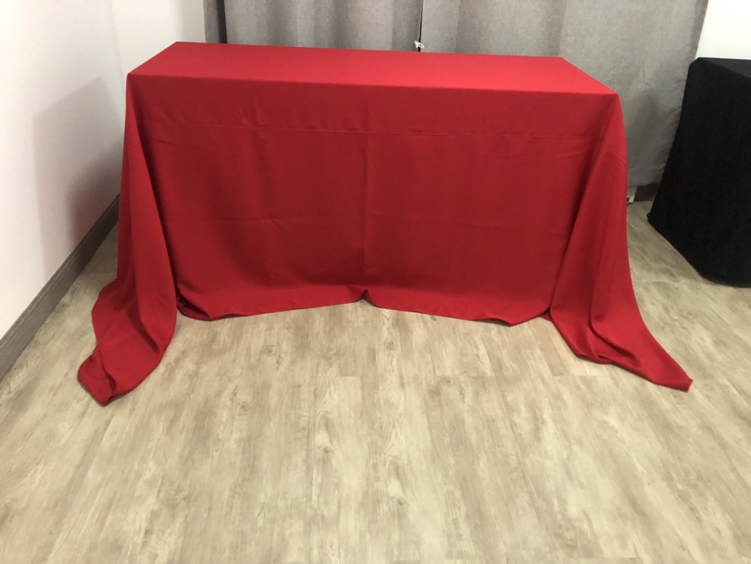 ผ้าคลุมโต๊ะแบบปล่อยชาย ขนาด 1.2 เมตร ไม่สกรีนโลโก้ - สีแดง