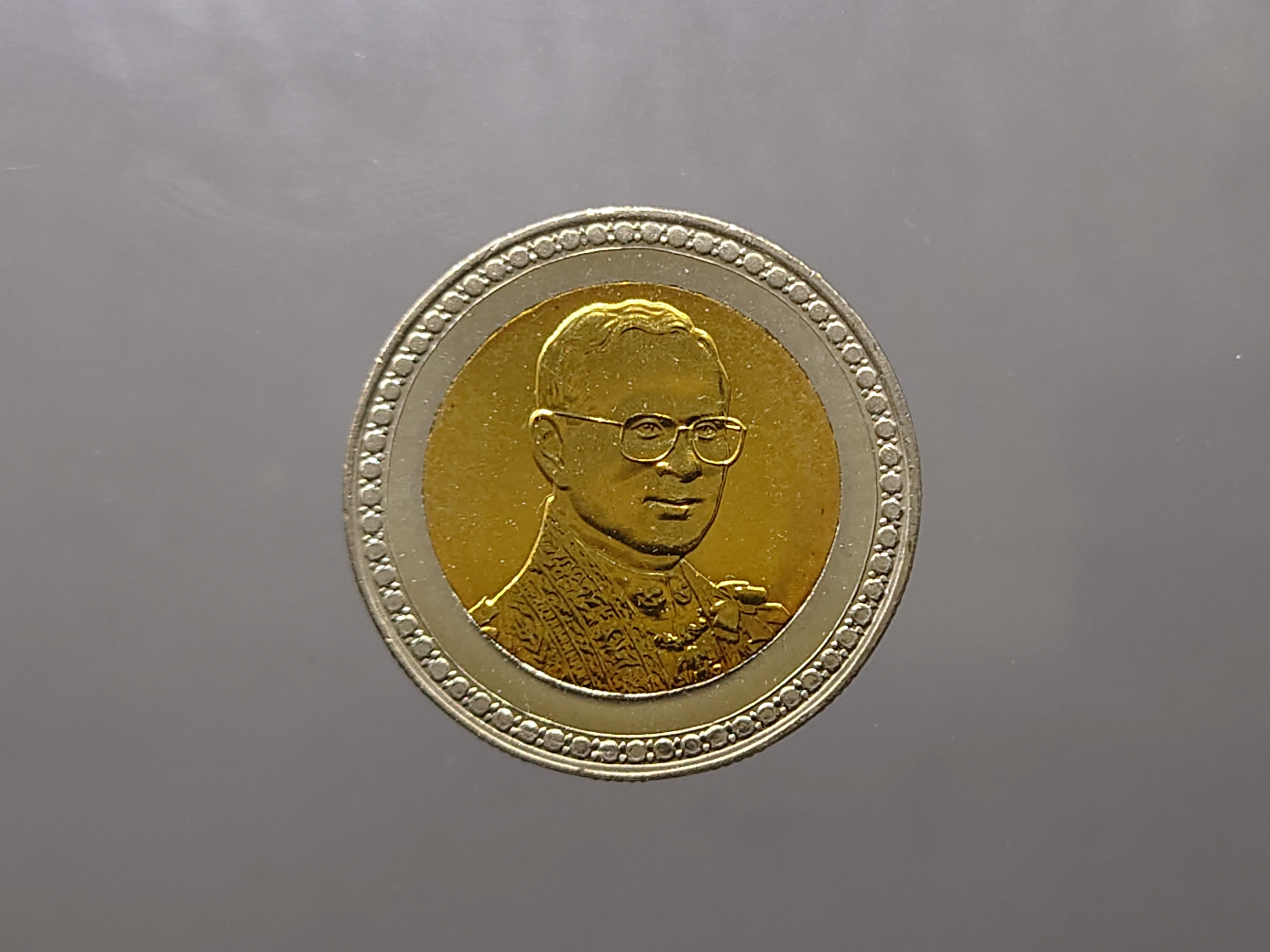 เหรียญ 10 บาท สองสี ที่ระลึก วาระ ครองราชย์ครบ 60 ปี รัขกาลที่9 ร.9 สภาพไม่ผ่านใช้