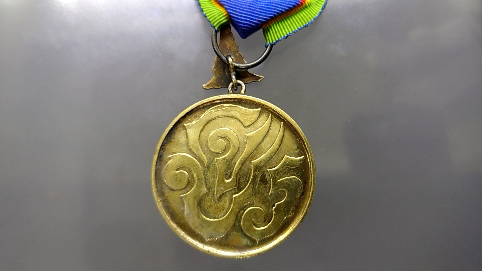 เหรียญประดับแพรแถบ เครื่องราชอิสริยาภรณ์มงกุฎไทย หลัง จปร เนื้อเงินกาหลั่ยทอง (แบบผู้ชาย) พร้อมแพรเดิม