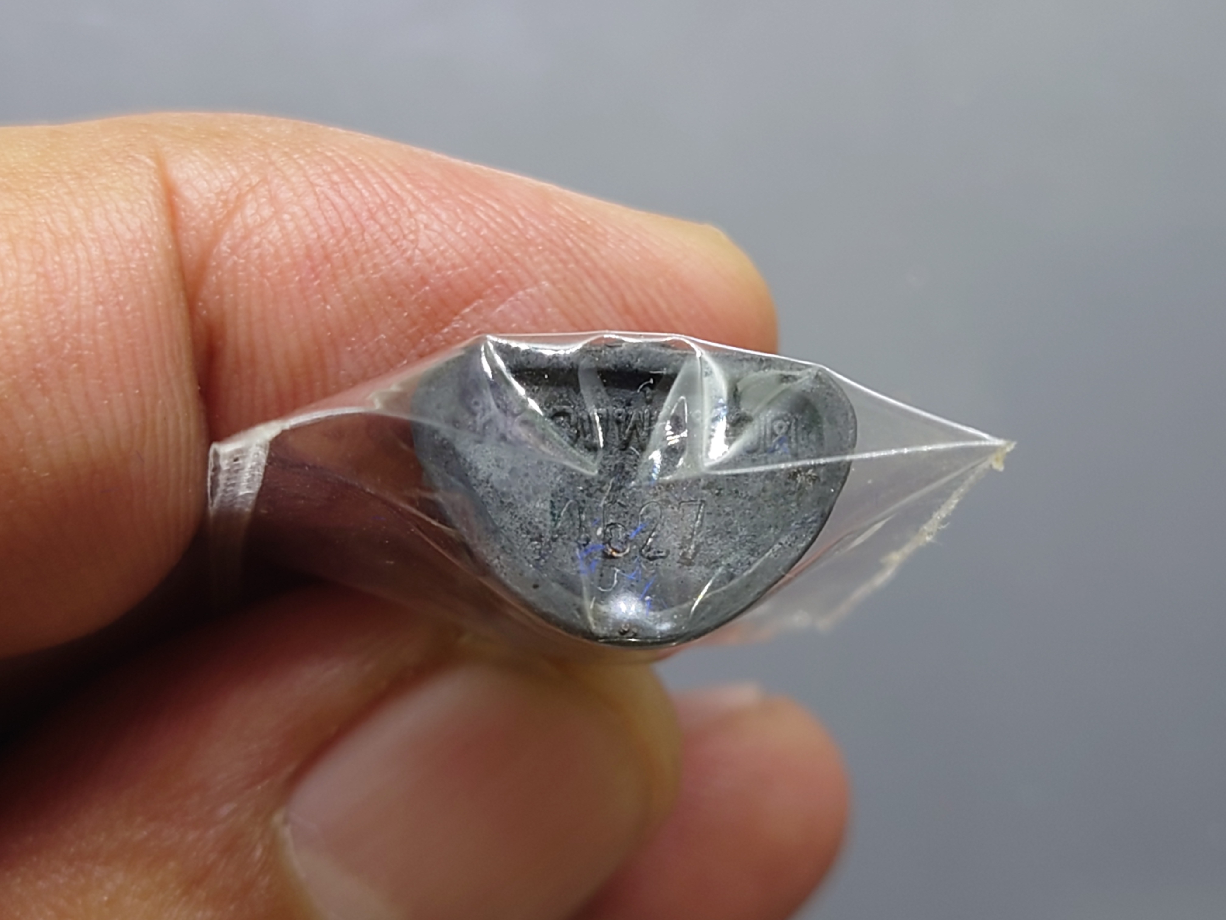 หลวงปู่ทวด วัดช้างให้ ลอยองค์ เนื้อนวโลหะ ตราสัญลักษณ์ มวก. รุ่นประวัติศาสตร์เฉลิมพระเกียรติ พุทธาภิเษก ณ วัดพระศรีฯ ปี2544 พร้อมกล่องเดิม