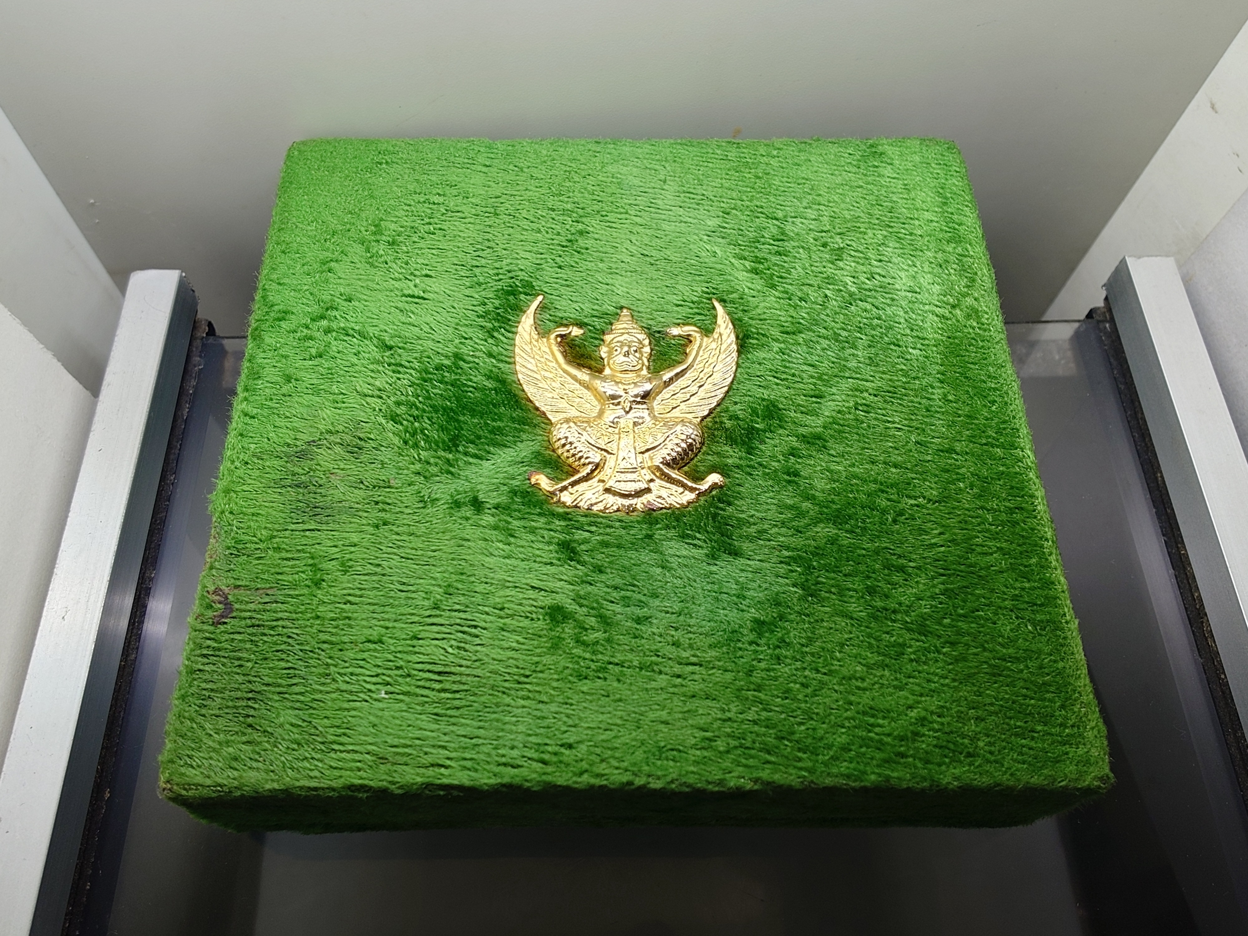 เหรียญเงินประดับแพรแถบ แบบหญิง เครื่องราชอิสริยาภรณ์อันเป็นที่สรรเสริญยิ่งดิเรกคุณาภรณ์ (The Most Admirable Order of the Direkgunabhorn) พร้อมกล่องเดิม