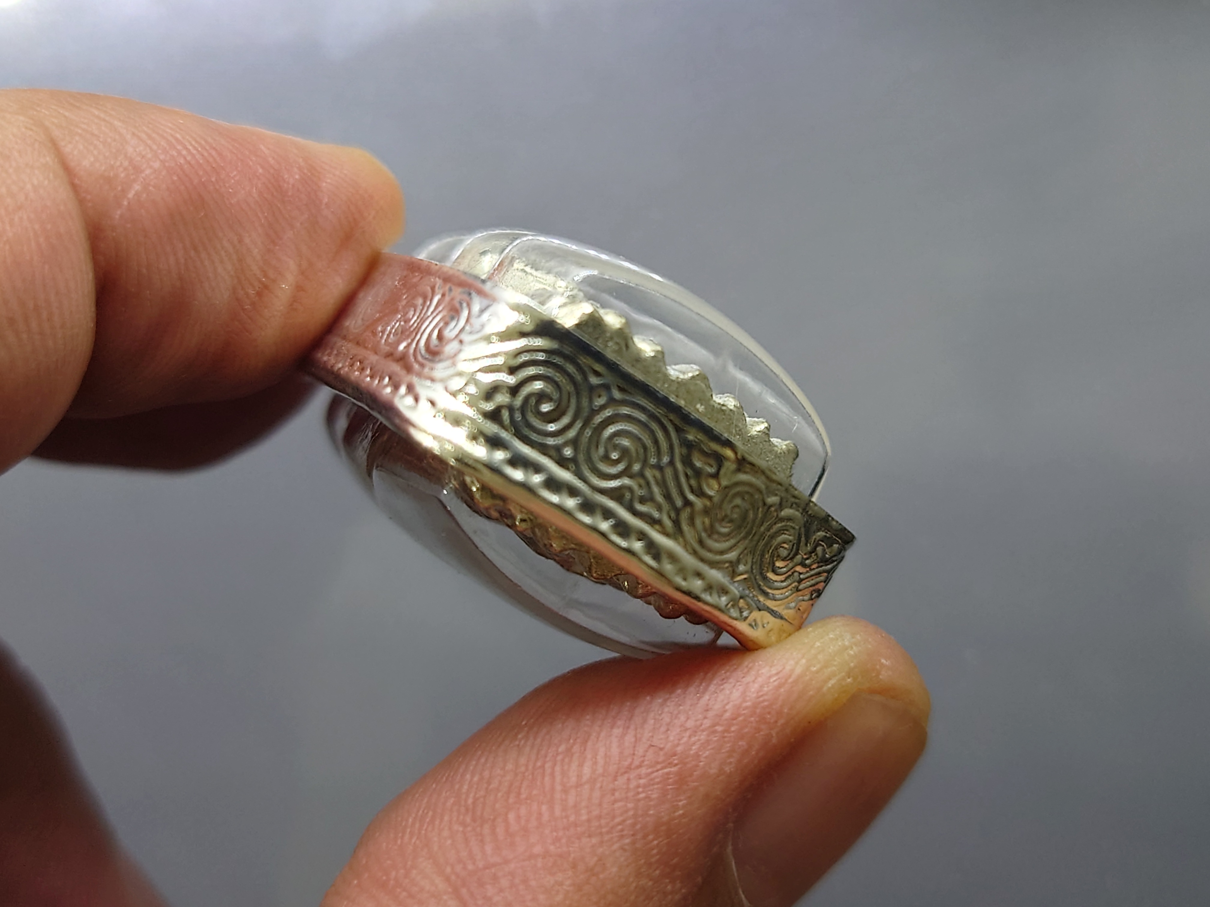 หลวงปู่ทวด วัดช้างให้ พิมพ์ 2 หน้า 87 พรรษา ญสส วัดบวรนิเวศวิหาร เนื้อพรายเงิน เลี่ยมกรอบไมครอนเงินพร้อมใช้ ปี2543 ตลับเดิม