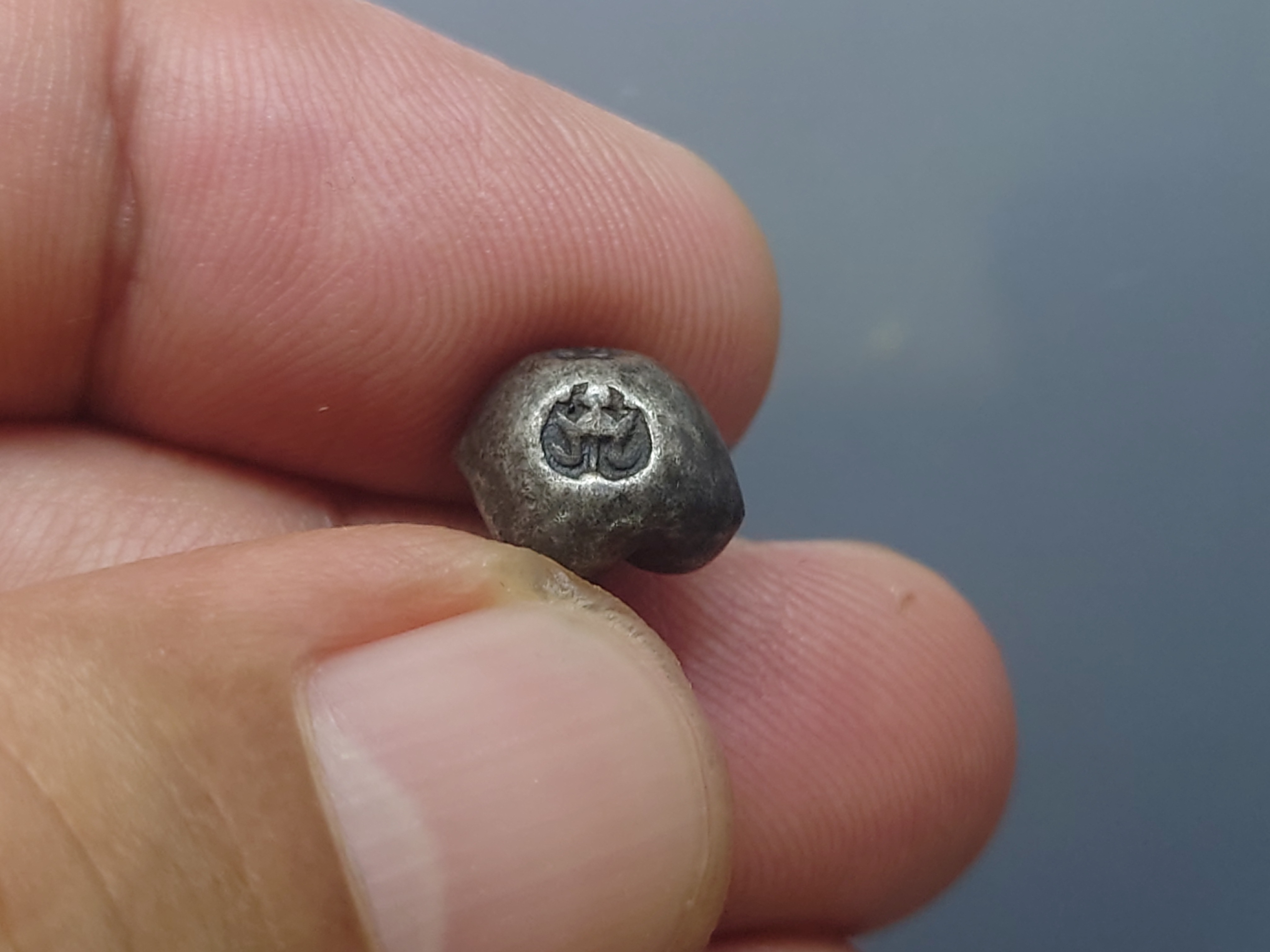 พดด้วง ขนาด สลึง ตราพระแสงจักร-พระมหามงกุฎ รัชกาลที่ 4 พ.ศ.2394 ขนาดหายาก