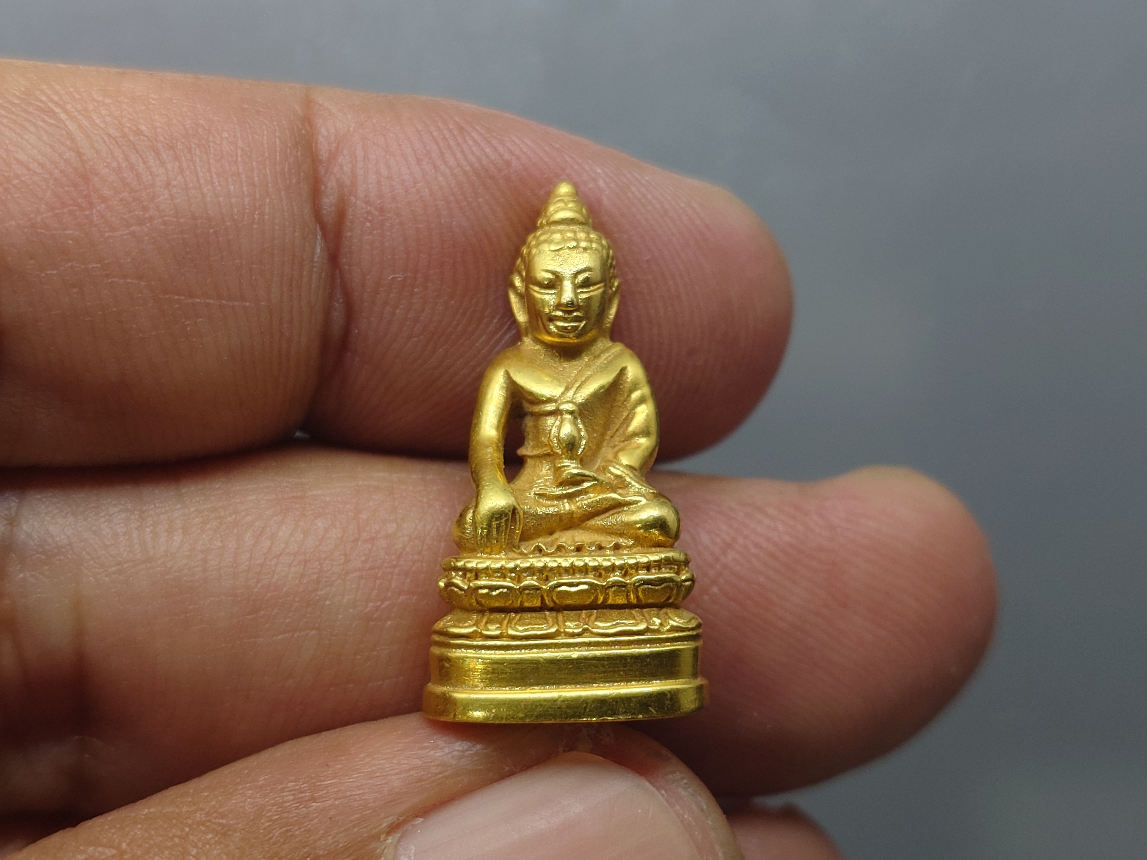 พระพุทธนวมมหาราชายุจฉับปริวัตนมงคล ใต้ฐาน ภปร.(กริ่ง 72 พรรษา) เนื้อทองคำ ที่ระลึก 72 พรรษา รัชกาลที่9 ปี 2542 พร้อมตลับเดิม