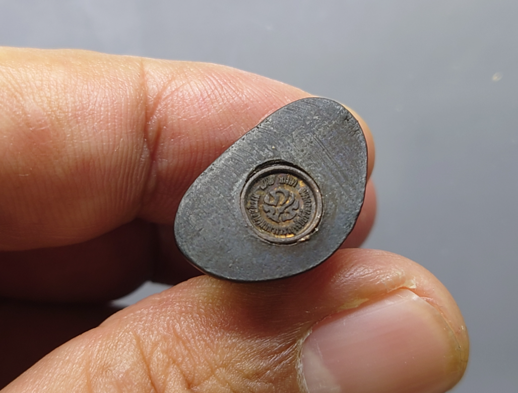 พระกริ่ง พระพุทธนวมมหาราชายุจฉับปริวัตนมงคล ฐานพระปรมาภิไธย ภปร. เนื้อนวะโลหะ ที่ระลึก 72 พรรษา รัชกาลที่ 9 ปี 2542 พร้อมตลับเดิม