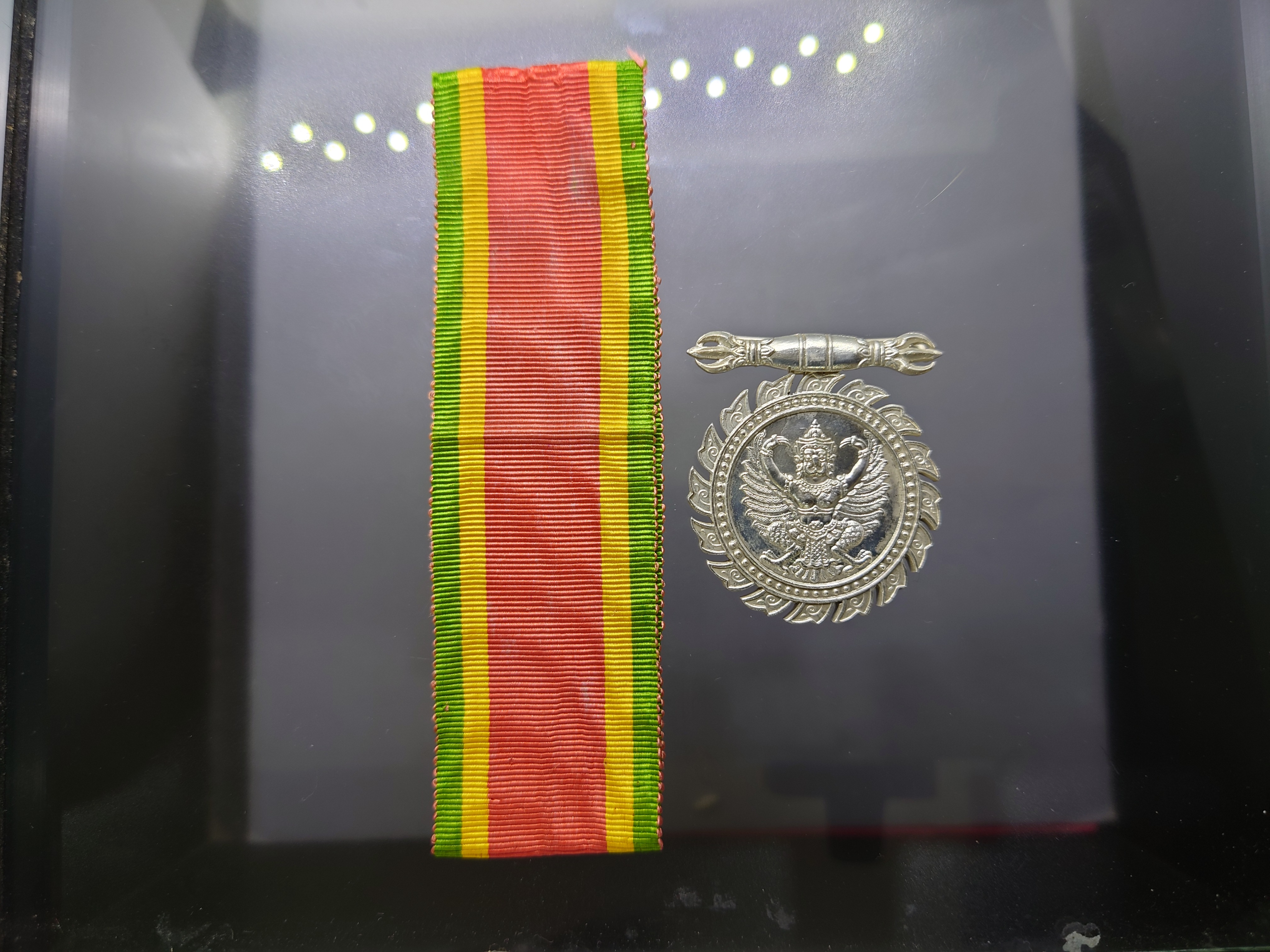 เหรียญประดับแพรแถบจักรพรรดิมาลา เนื้อเงิน หน้าช้าง หลังครุฑ บำเหน็จแห่งความมั่นคงและยั่งยืนในราชการ (แบบผู้ชาย)