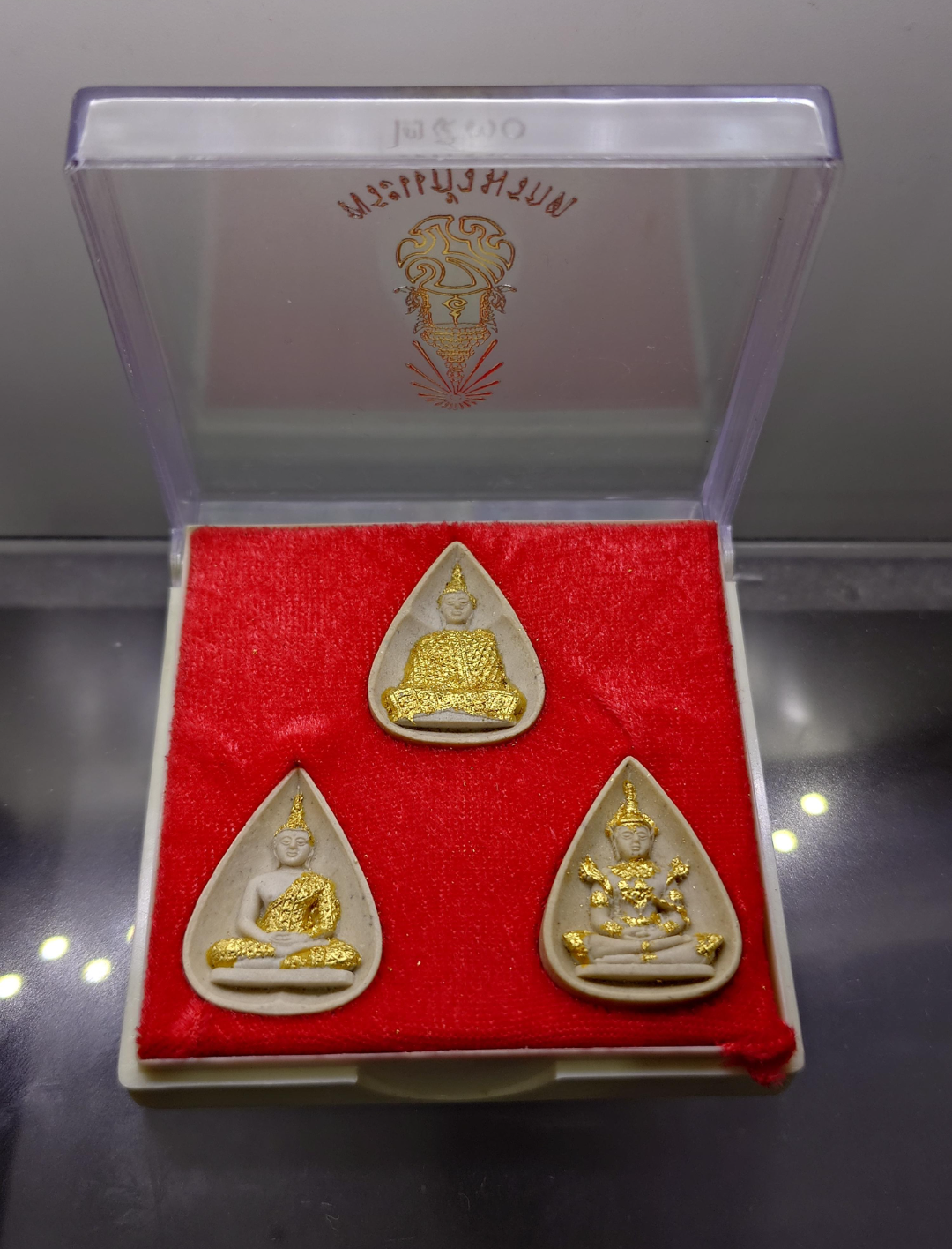 เหรียญพระแก้วมรกต เครื่องทรงสามฤดู ร้อน หนาว ฝน หลัง ภปร. เนื้อผงปัดทอง วัดบวรนิเวศวิหาร ปี 2530 พร้อมตลับเดิม