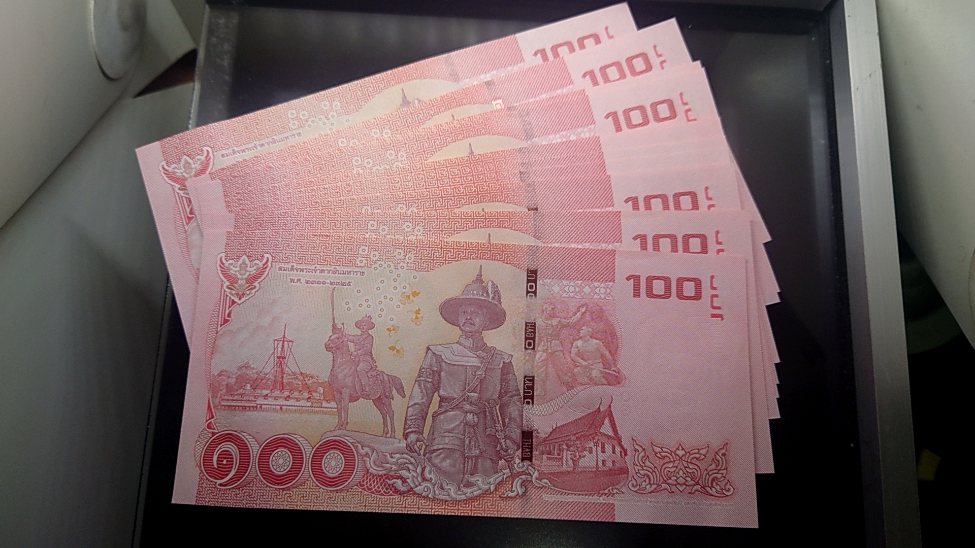 ธนบัตร 100 บาท แบบ 16 รัชกาลที่9 เลขตองท้าย 000-999พ.ศ.2558 ไม่ผ่านใช้ (ราคาต่อ 1 ใบ)