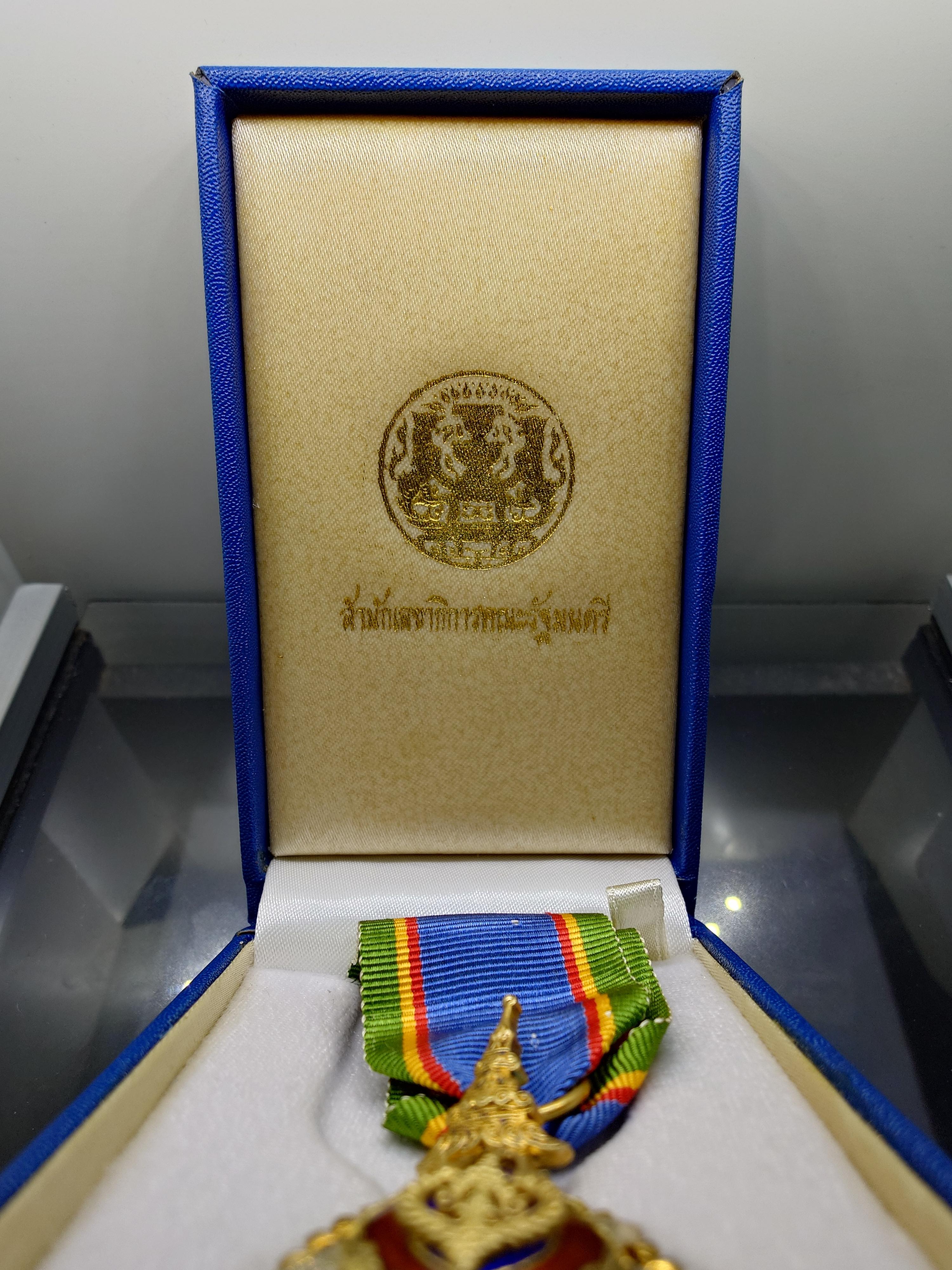 เหรียญประดับแพรแถบ เครื่องราชอิสริยาภรณ์ มงกุฏไทย เนื้อเงินลงยา พร้อมกล่องเดิม