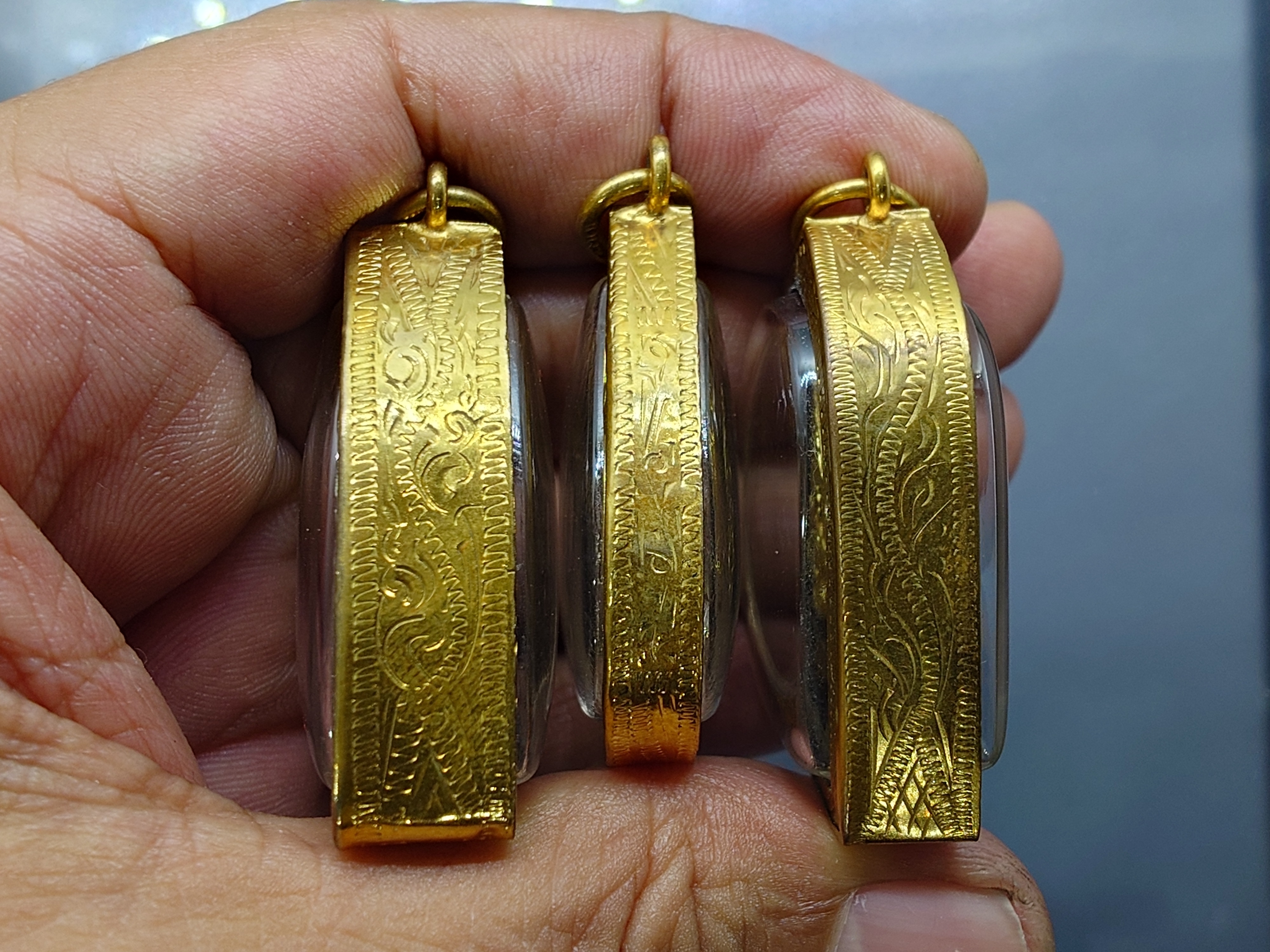 หลวงปู่ทวด ภ.ป.ร. เนื้อว่าน ทรงกลีบบัว (พิมพ์เตารีด) และกลีบขนุน พระพุทธสิงหธรรมมงคล เลี่ยมกรอบทองนพเกล้า พิธีพุทธาภิเษก ณ พระอุโบสถ วัดพระศรีรัตนศาสดาราม พ.ศ.2547 พร้อมกล่องเดิม