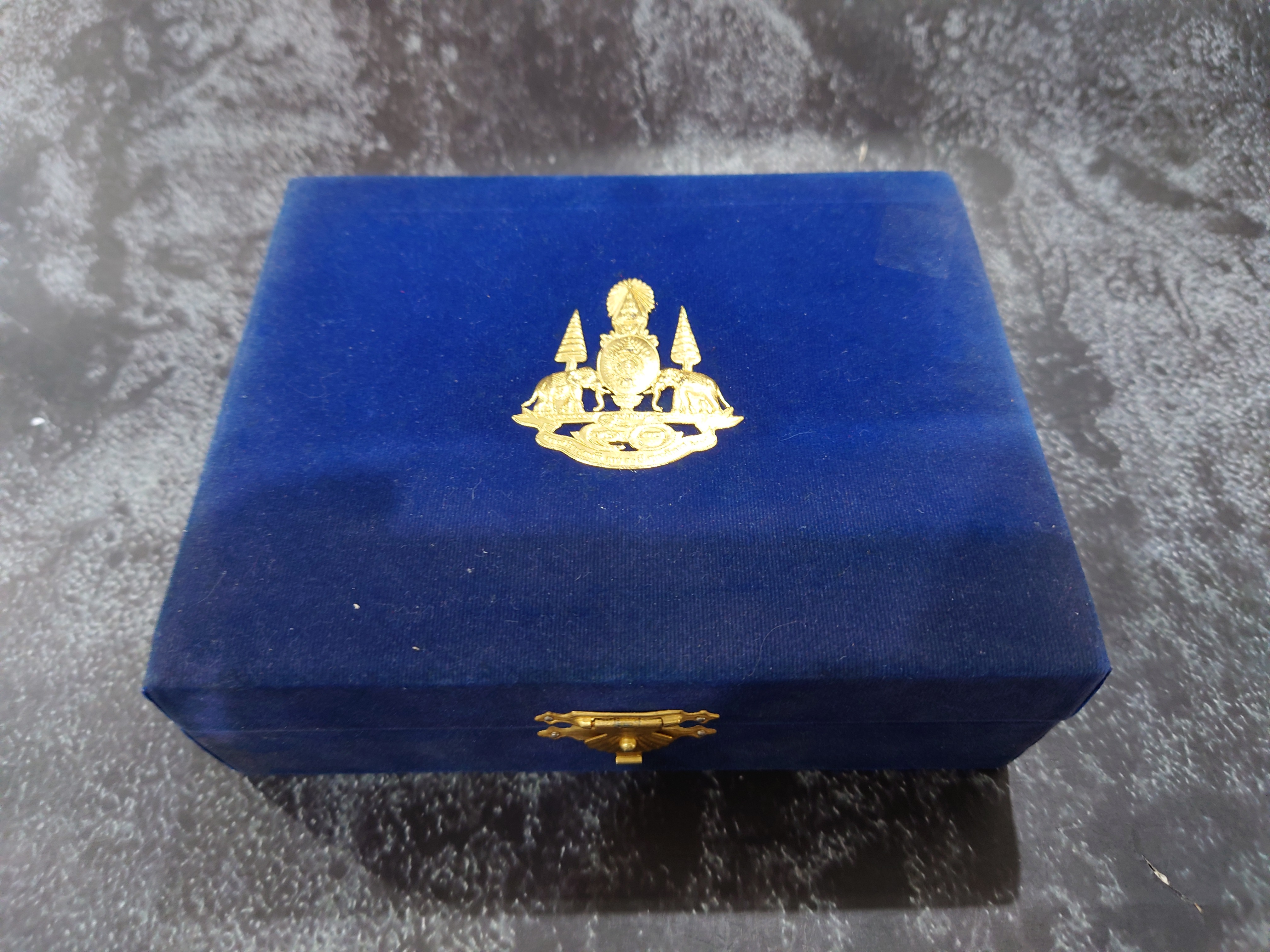 กริ่งพระเสริม-เหรียญพระเสริม เนื้อเงิน และพระผง 3 องค์ รุ่นเฉลิมพระเกียรติ กาญจนาภิเษก วัดปทุมวนาราม ราชวรวิหาร ปี2539 พร้อมกล่องเดิม