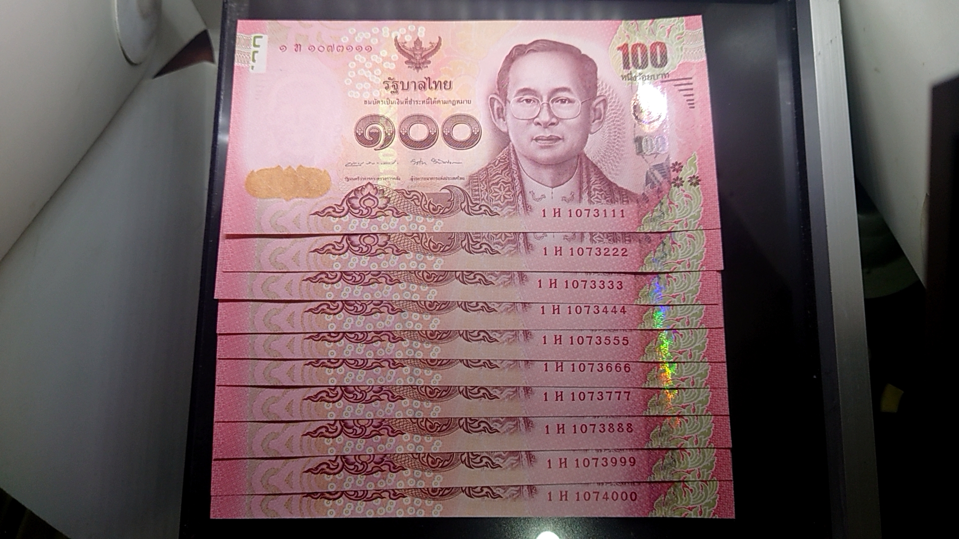 ธนบัตร 100 บาท แบบ 16 รัชกาลที่9 เลขตองท้าย 000-999พ.ศ.2558 ไม่ผ่านใช้ (ราคาต่อ 1 ใบ)