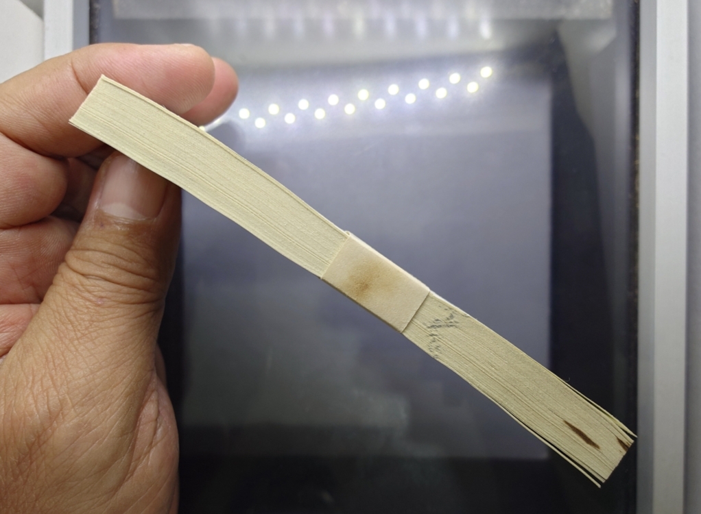 ธนบัตร 1 บาท (ยกแหนบ เรียงเลข 100 ใบ) แบบ 9 รุ่น 6 ไม่ผ่านใช้ เก่าเก็บ เหลืองขอบนิด