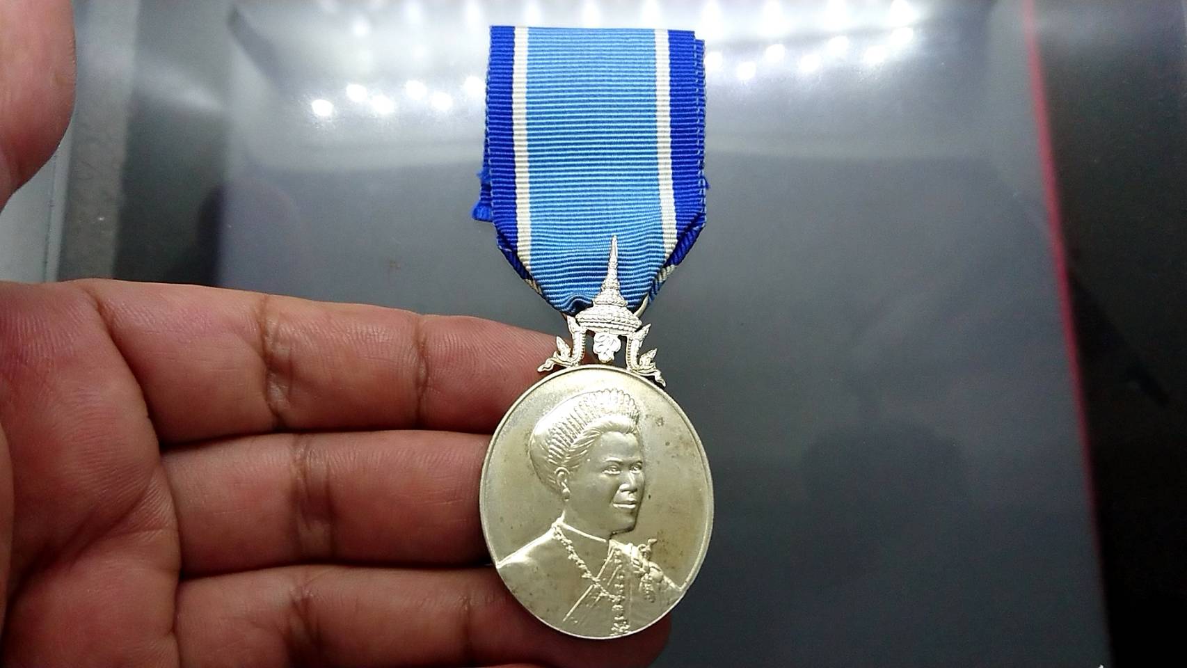 เหรียญที่ระลึก เนื้อเงิน ประดับแพรแถบ ที่ระลึกราชีนี (พระพันปีหลวง) เฉลิมพระชนมพรรษา 6 รอบ ปี 2547 แบบผู้ชาย