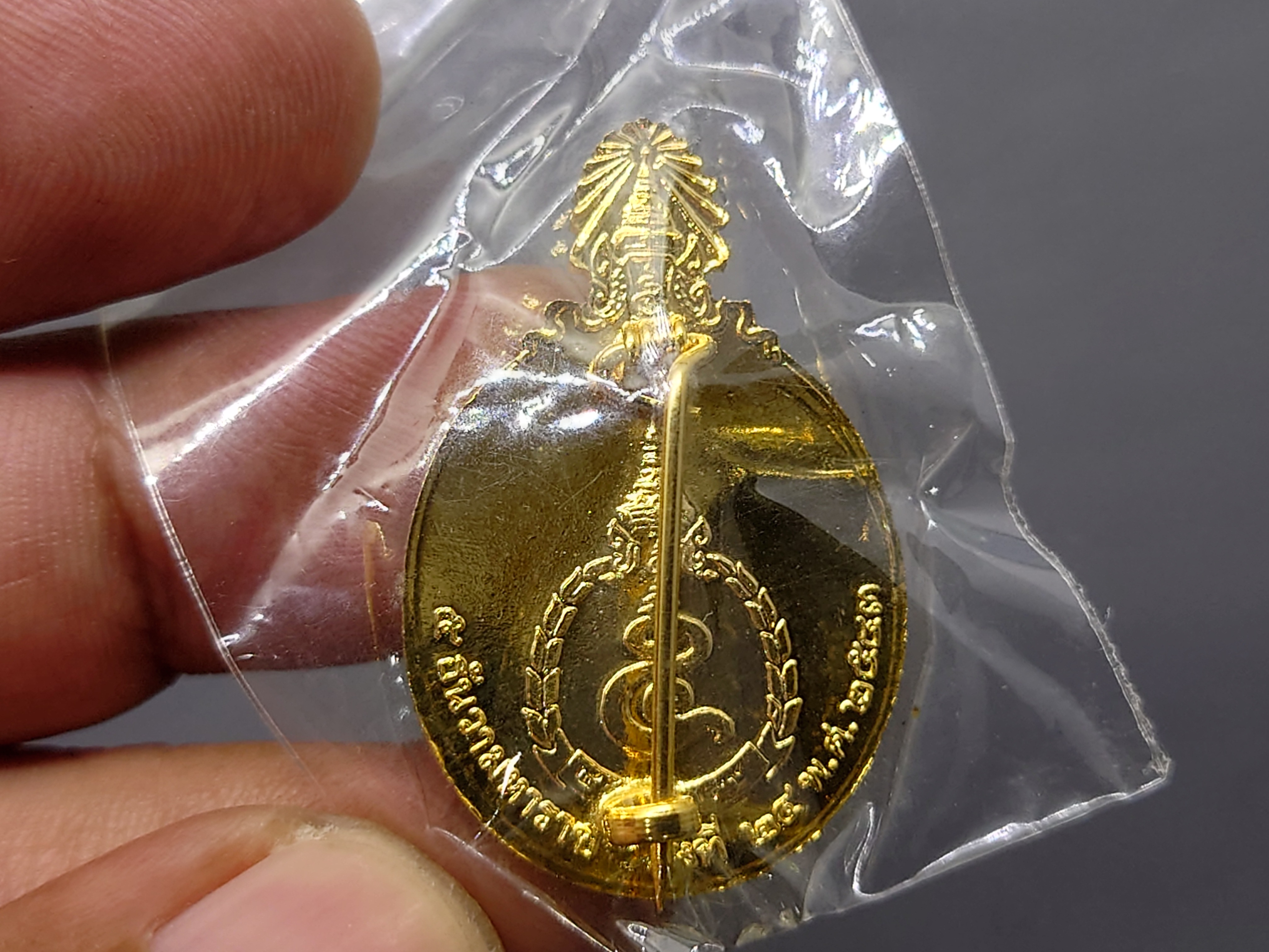 เข็มกลัดที่ระลึก งานวันพ่อแห่งชาติ 5 ธันวามหาราช ครั้งที่ 24 พระบรมรูป รัชกาลที่9 (ร.9) เนื้อกาหลั่ยทอง ลงยา พ.ศ.2543 ซีลเดิม