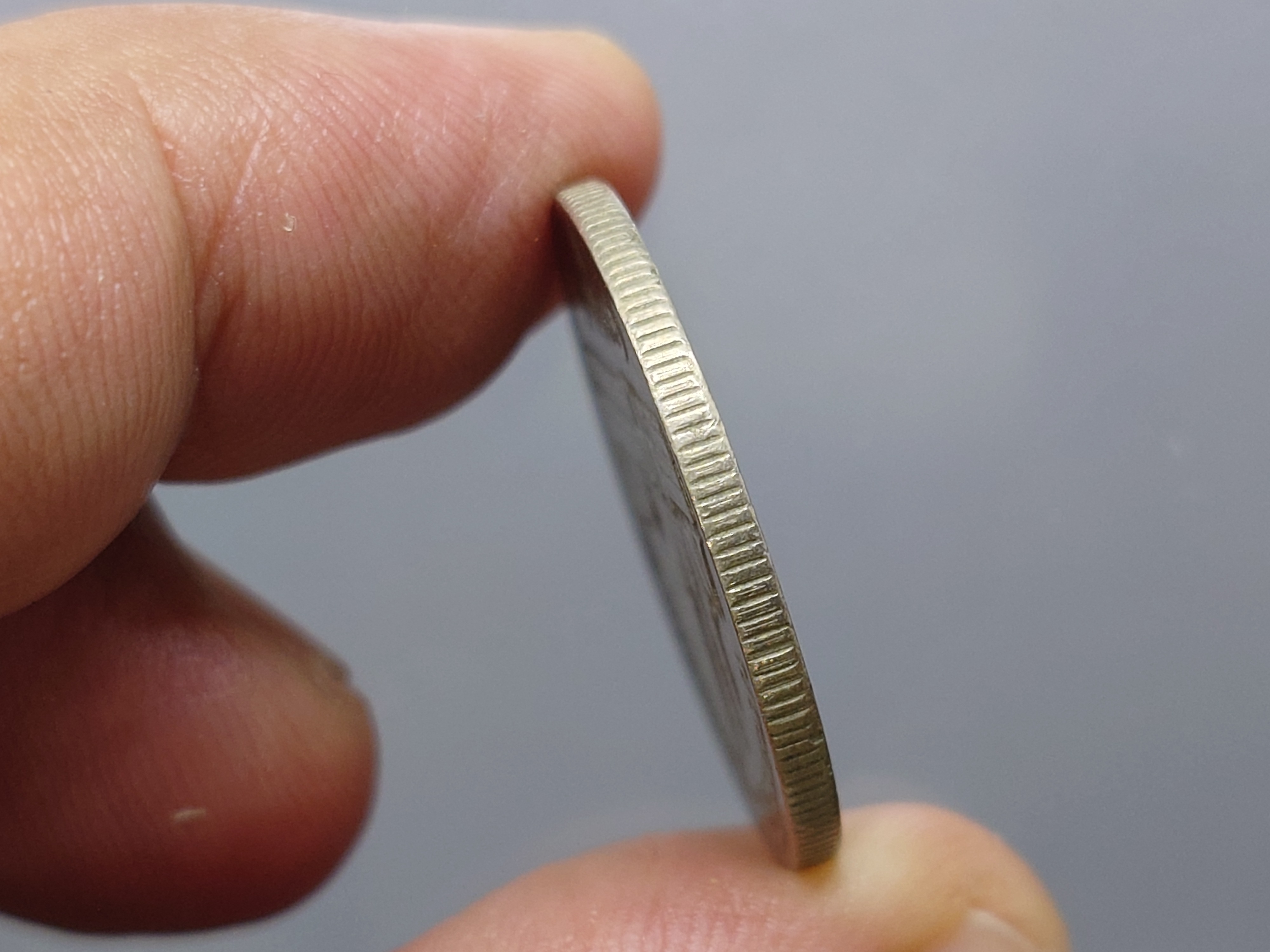 เหรียญหมุนเวียน 1 บาท (หลังวัดพระแก้ว) ร9 บล็อกพระเศียรเล็ก บล็อกหายาก ติดลำดับ 5 เหรียญหายาก ปี2525 ผ่านใช้