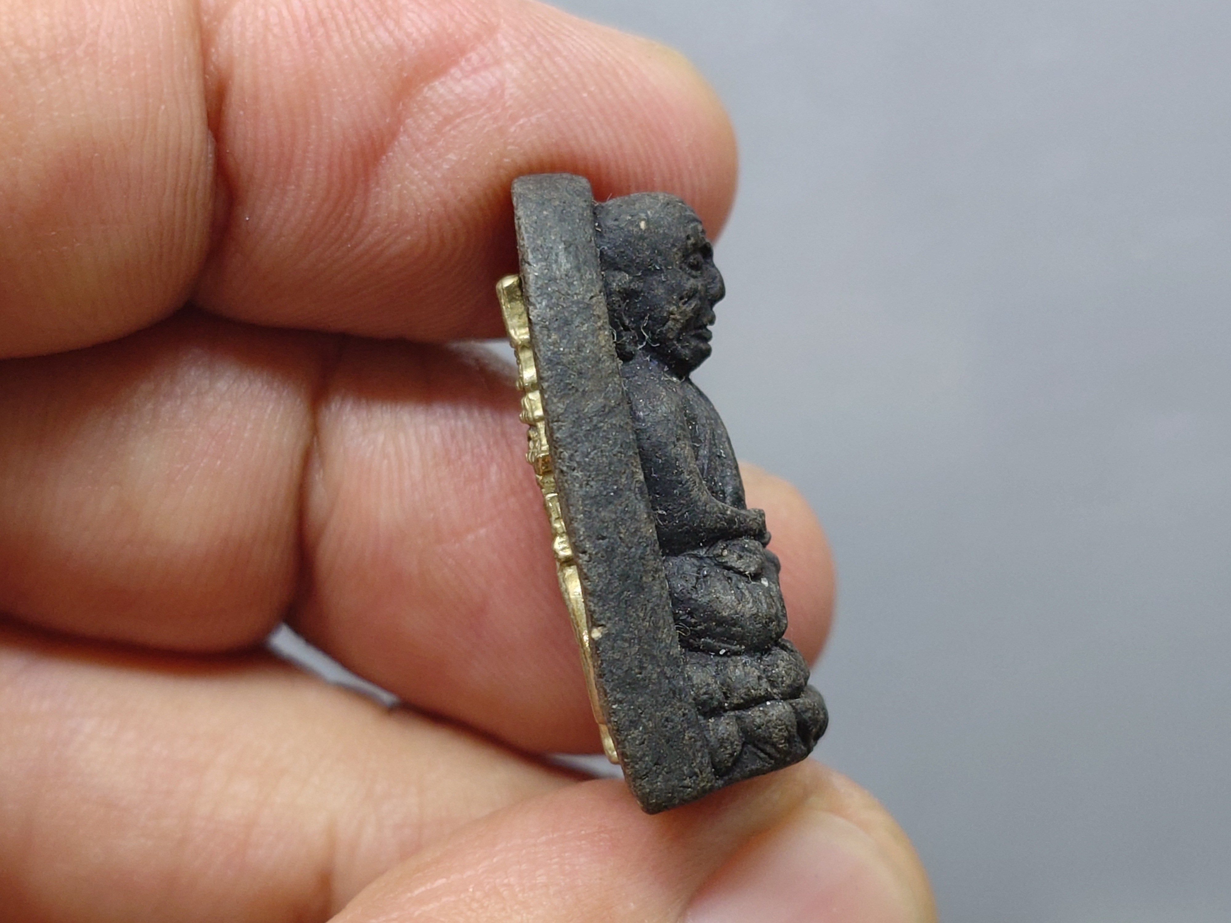 หลวงพ่อทวด พระนามาภิไธย สก. เนื้อว่านคลุกรัก พิมพ์พระรอด วัดห้วยมงคล ปี 2544 พร้อมกล่องเดิม