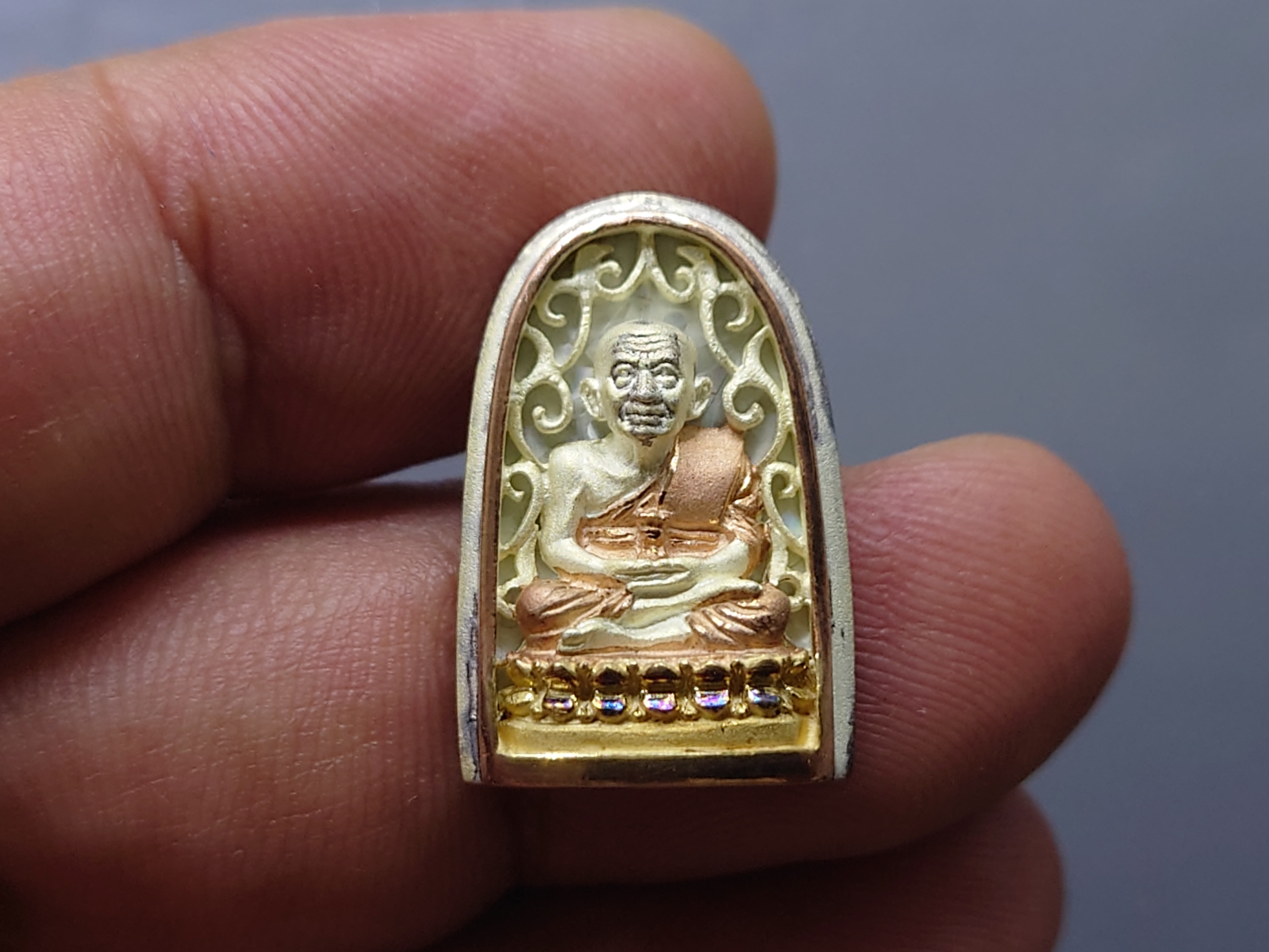 เหรียญหลวงปู่ทวด เนื้อเงิน 3 K รุ่นมงคลบารมี วัดประสาทบุญญาวาส พ.ศ.2545 พิมพ์พระรอด ขนาดสูง 2.2 ซม. พร้อมกล่องเดิม