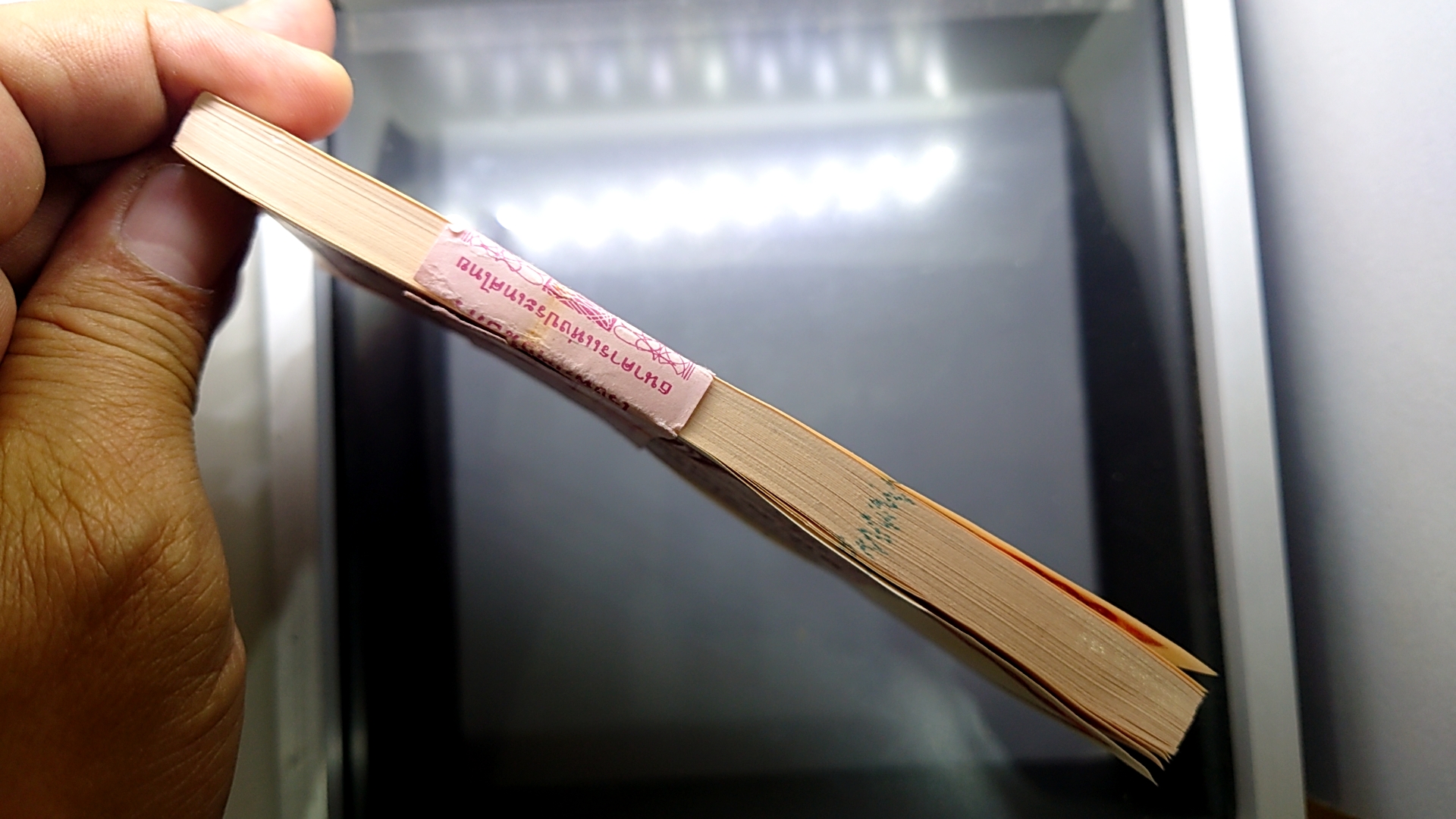 ธนบัตร 100 บาท ยกแหนบ 100 ใบ เรียงเลข แบบ 12 เลข 7 หลัก ร9 (ช้างแดง) พ.ศ.2521 ไม่ผ่านใช้