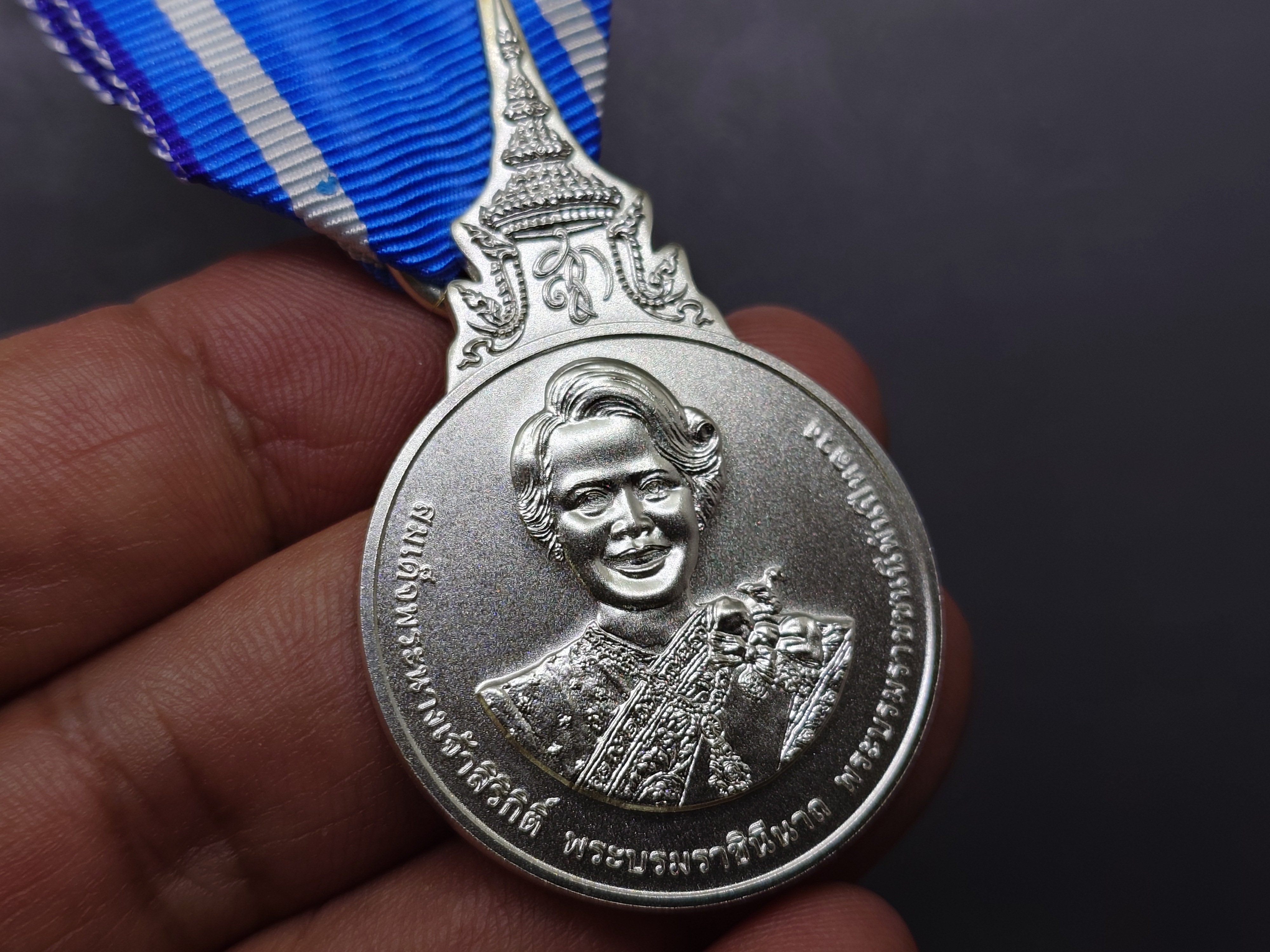 เหรียญเงินที่ระลึกเฉลิมพระเกียรติ พระบรมราชินีนาถพระราชชนนีพันปีหลวง เฉลิมพระชนมพรรษา 90 พรรษา เนื้อเงิน ปี2565 แบบผู้ชาย