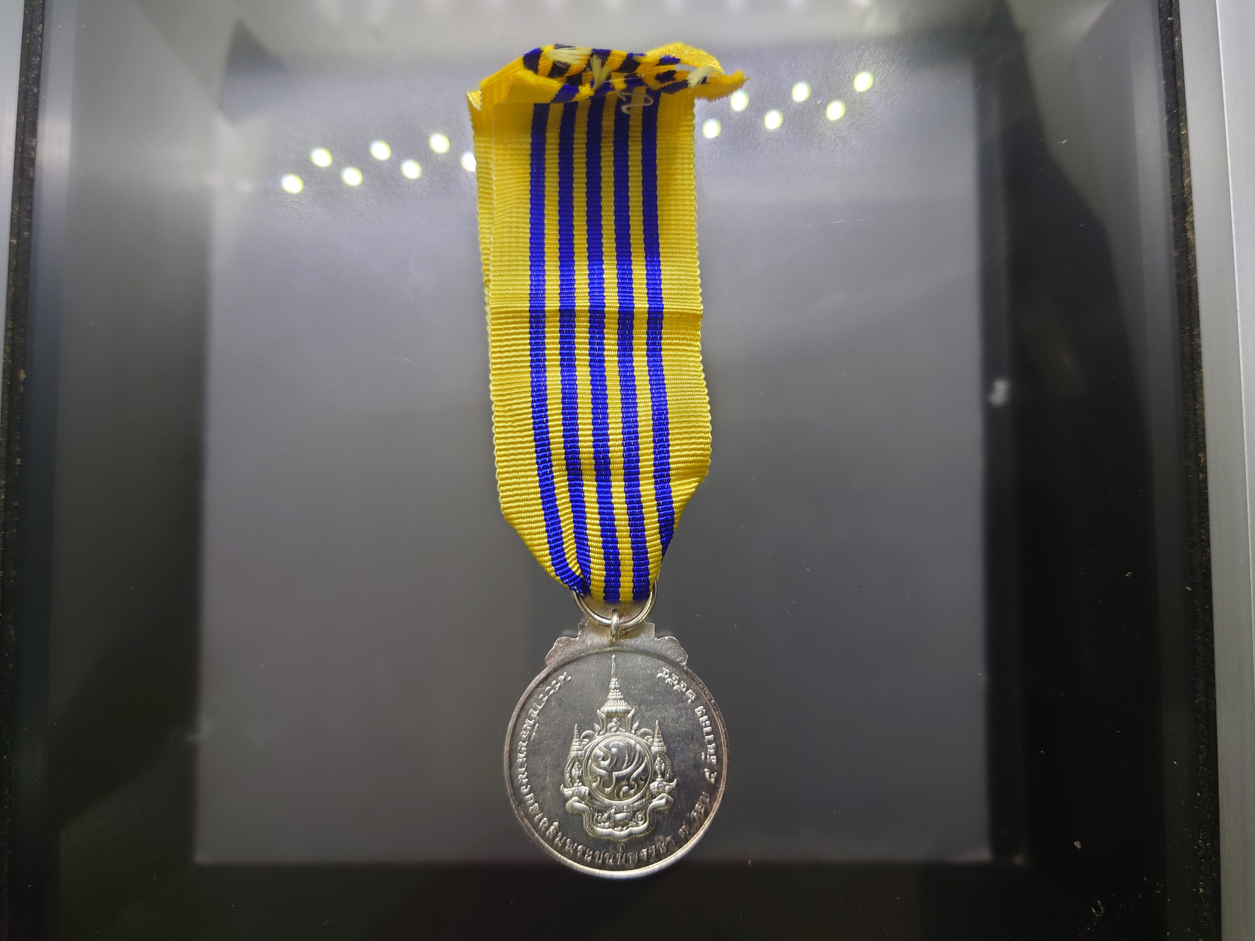 เหรียญที่ระลึก ประดับแพรแถบ พระราชพิธีมหามงคลเฉลิมพระชนมพรรษา 7 รอบ ร9 รัชกาลที่9 เนื้อเงิน พ.ศ.2554 แบบผู้ชาย