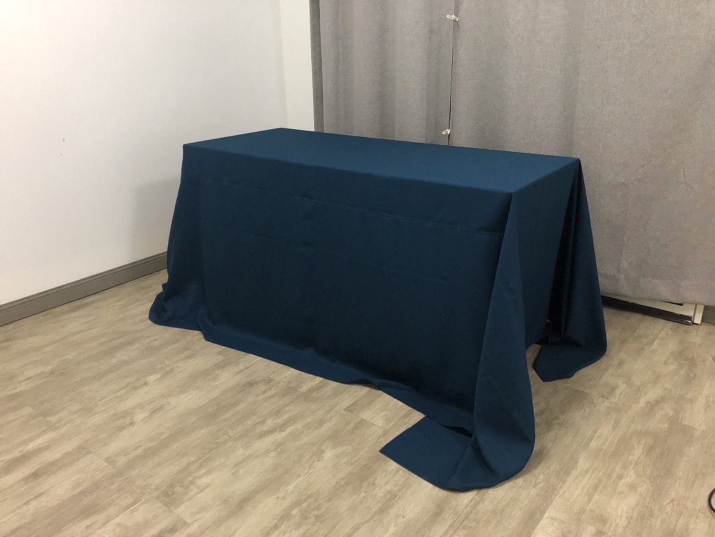 ผ้าคลุมโต๊ะแบบปล่อยชาย ขนาด 1.2 เมตร ไม่สกรีนโลโก้ - สีน้ำเงิน