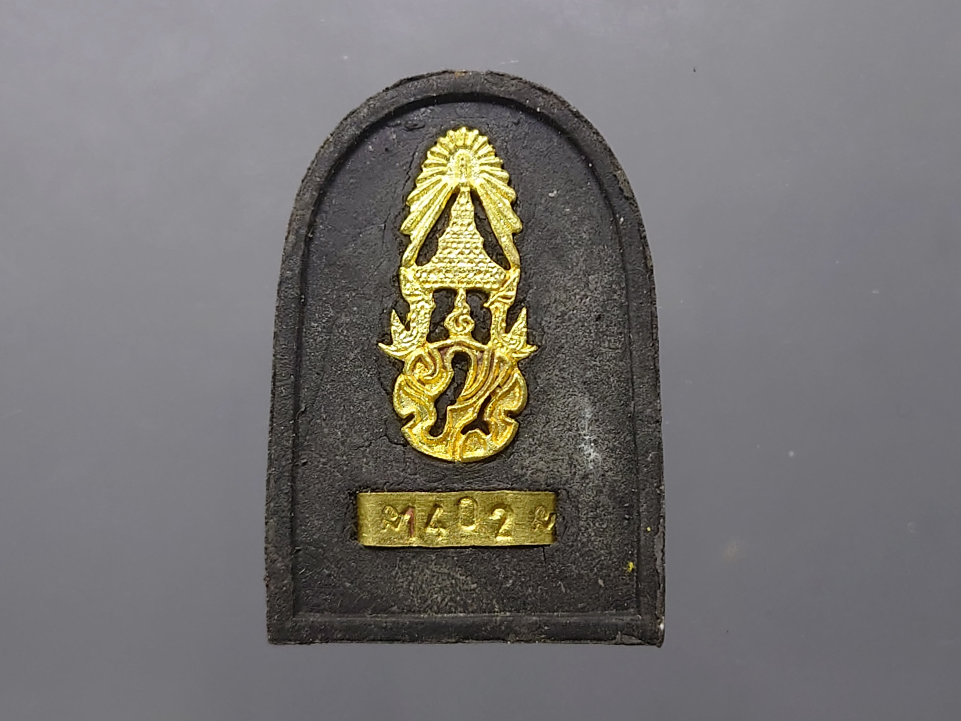 หลวงปู่ทวด ภ.ป.ร. เนื้อว่าน พิมพ์กลีบขนุน (พิมพ์พระรอด) พิธีพุทธาภิเษก ณ พระอุโบสถ วัดพระศรีรัตนศาสดาราม พ.ศ.2547